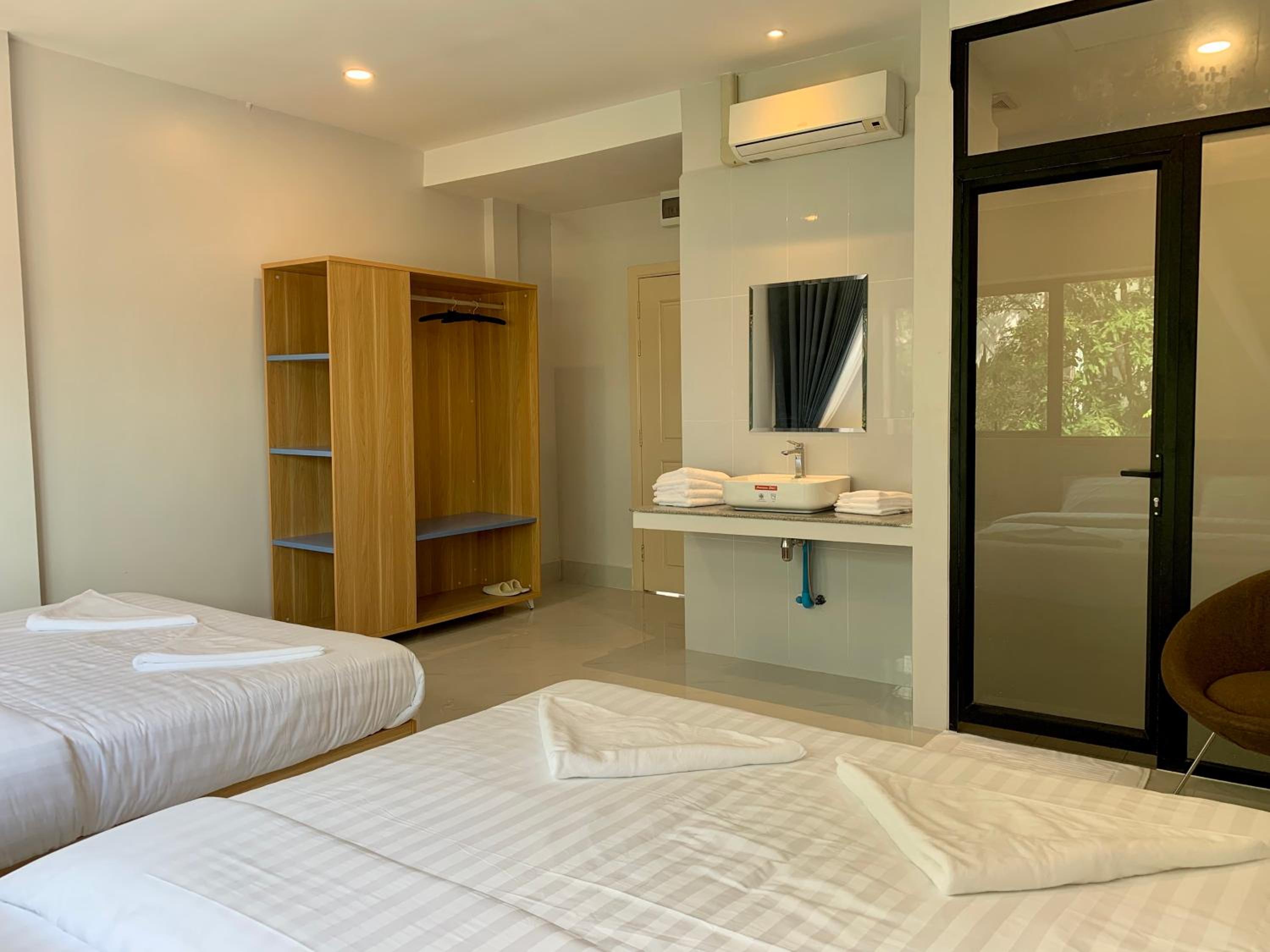 Queen Room with Two Queen Beds - Photo 7