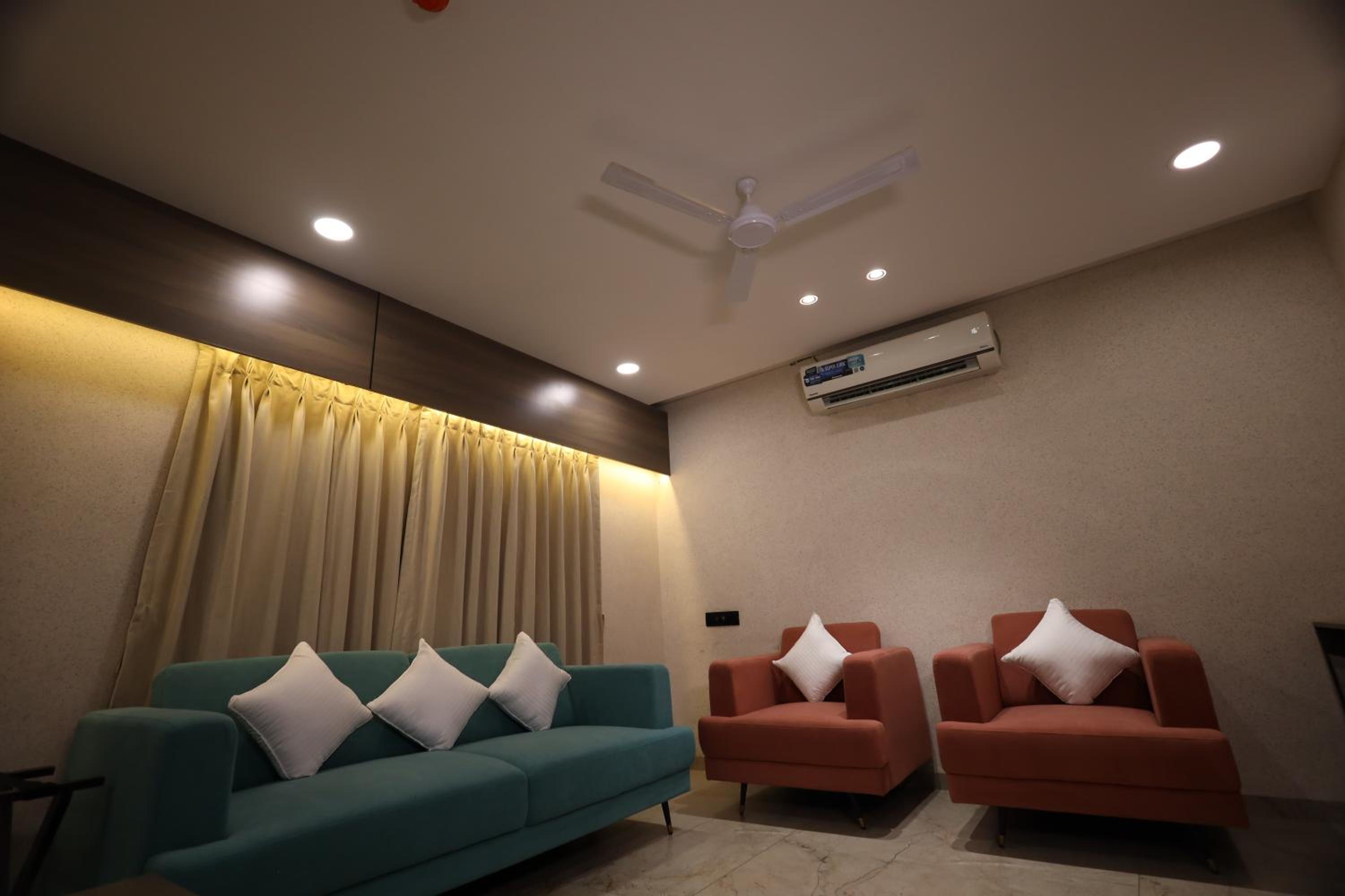 Suite - Photo 1