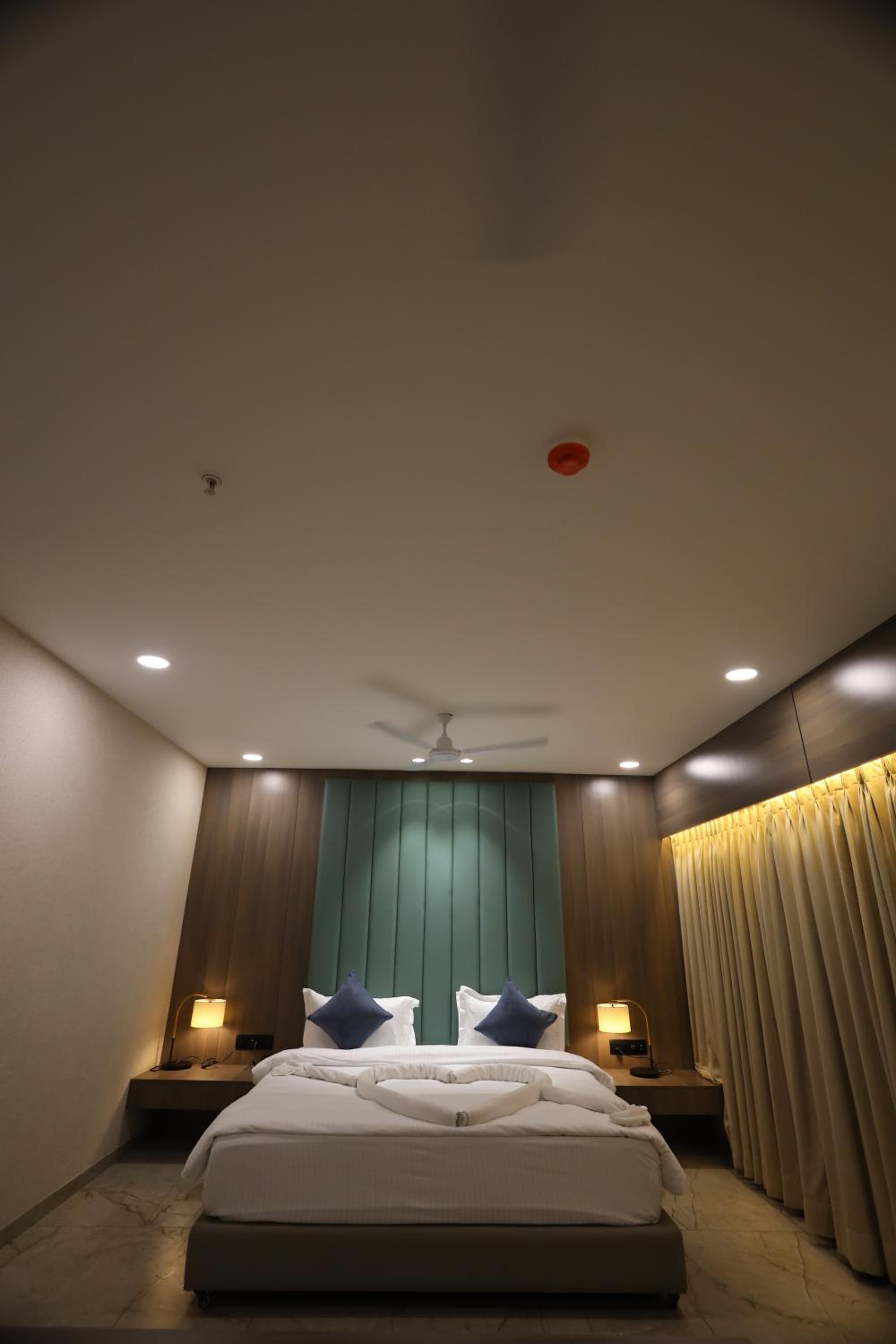 Deluxe Room - Photo 5