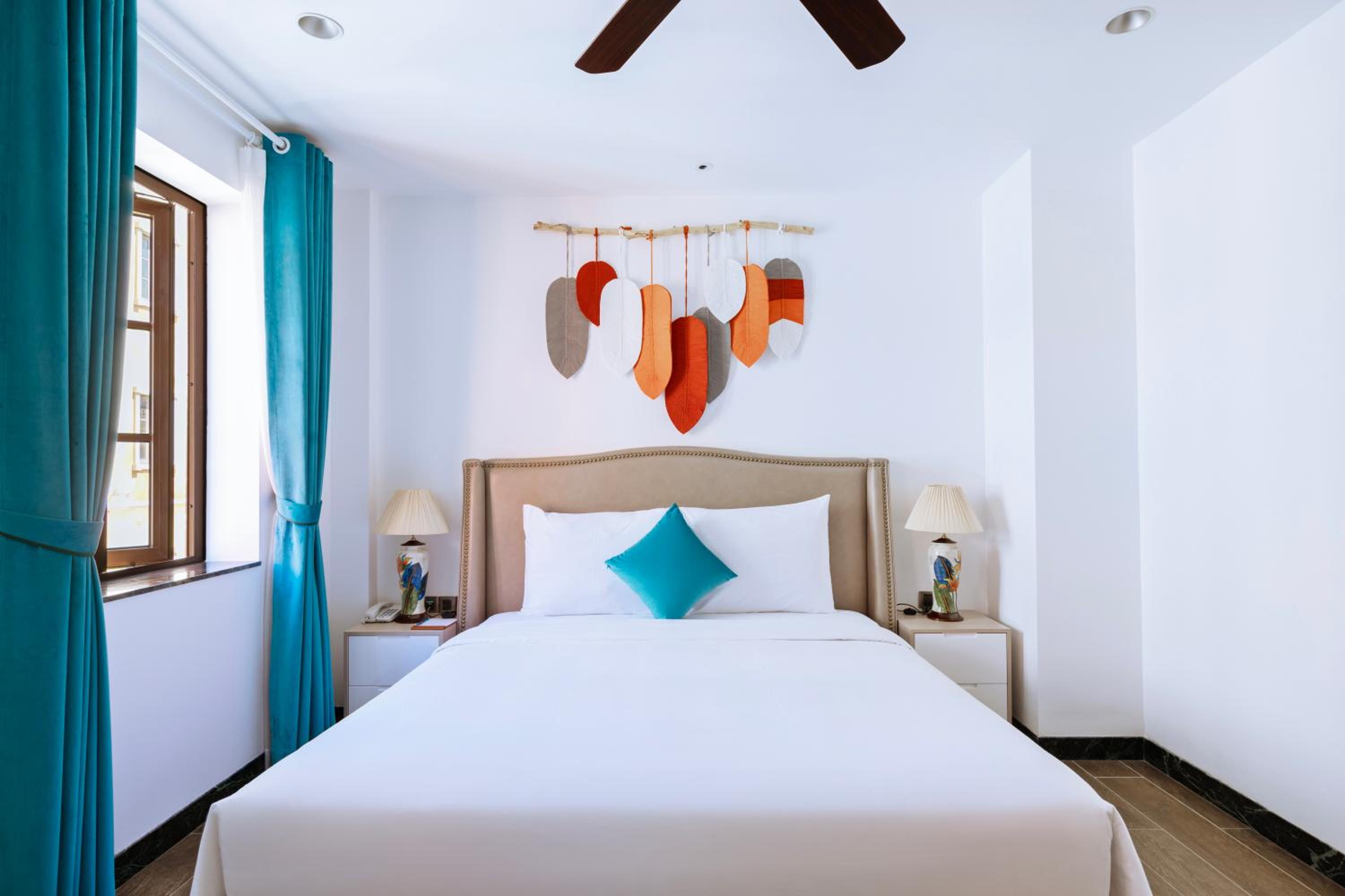 Rubia, City View, 1 King Bed with Window photo 3