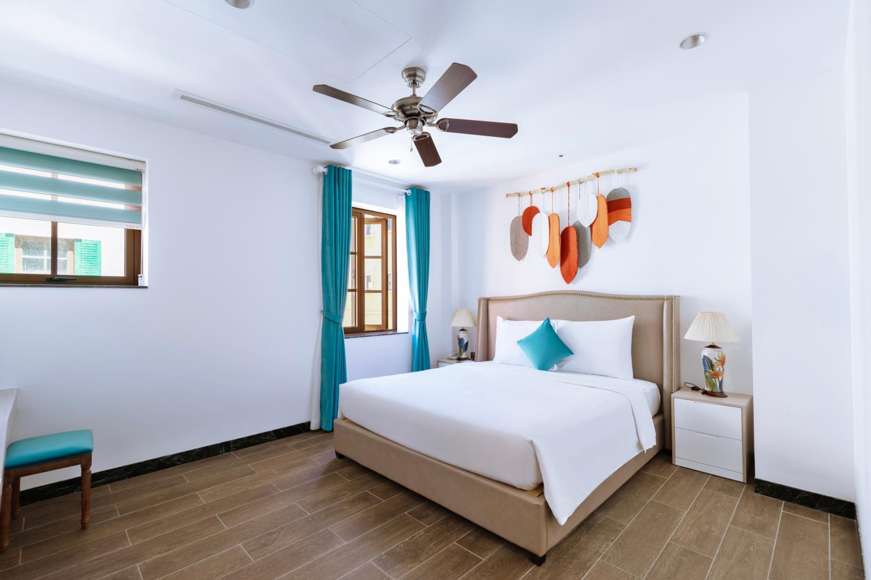 Rubia, City View, 1 King Bed with Window photo 2