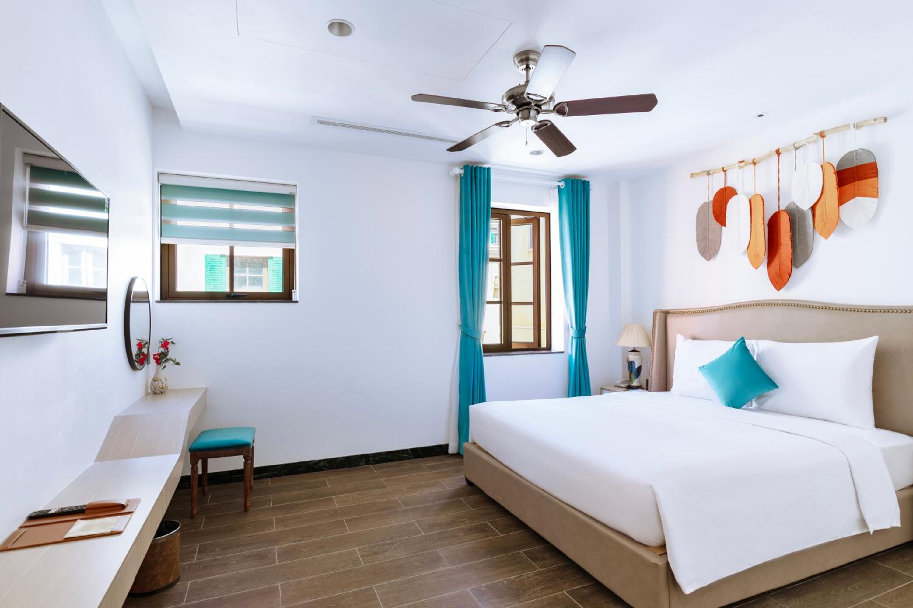 Rubia, City View, 1 King Bed with Window