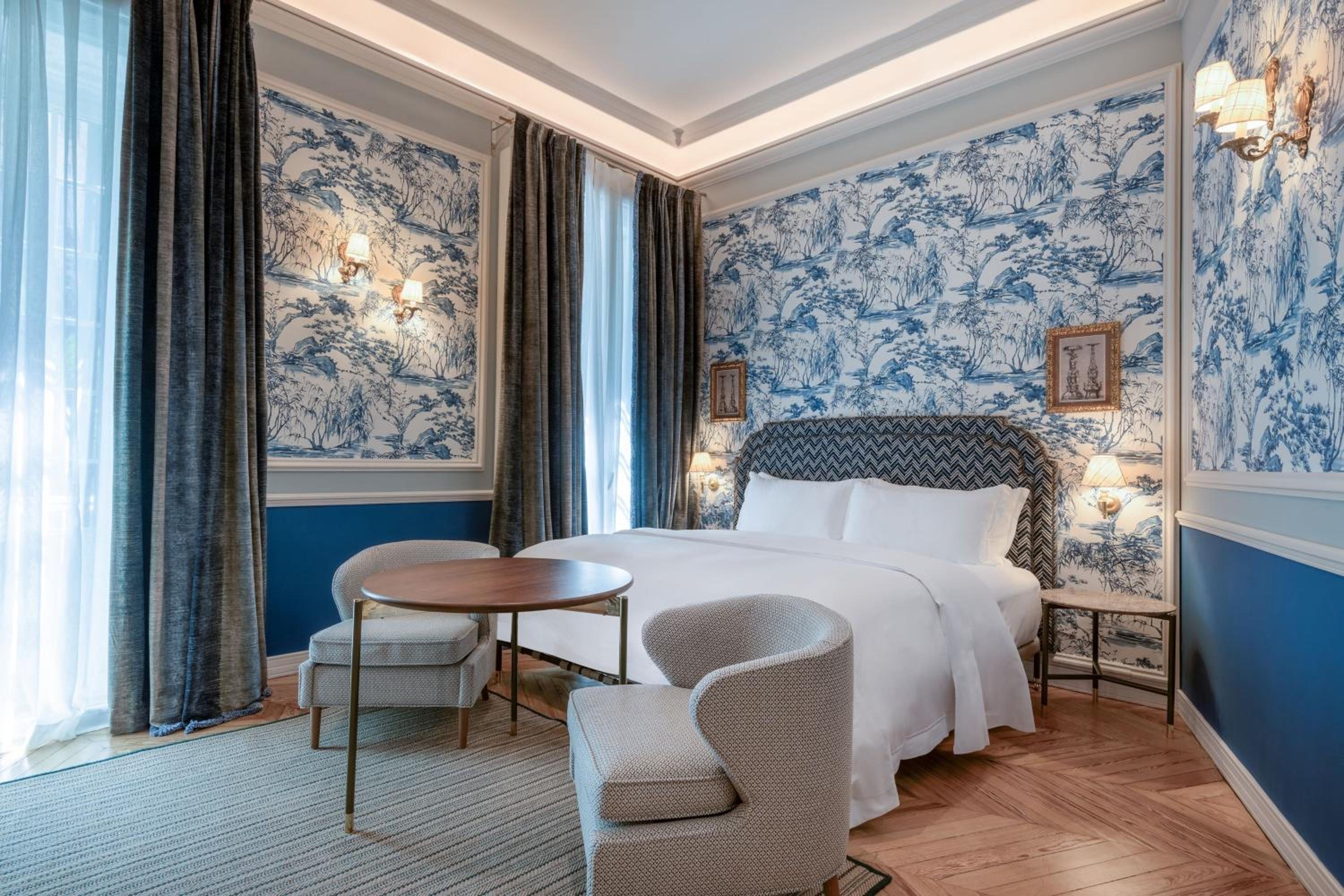 Premium Deluxe King or Twin Room - Photo 10