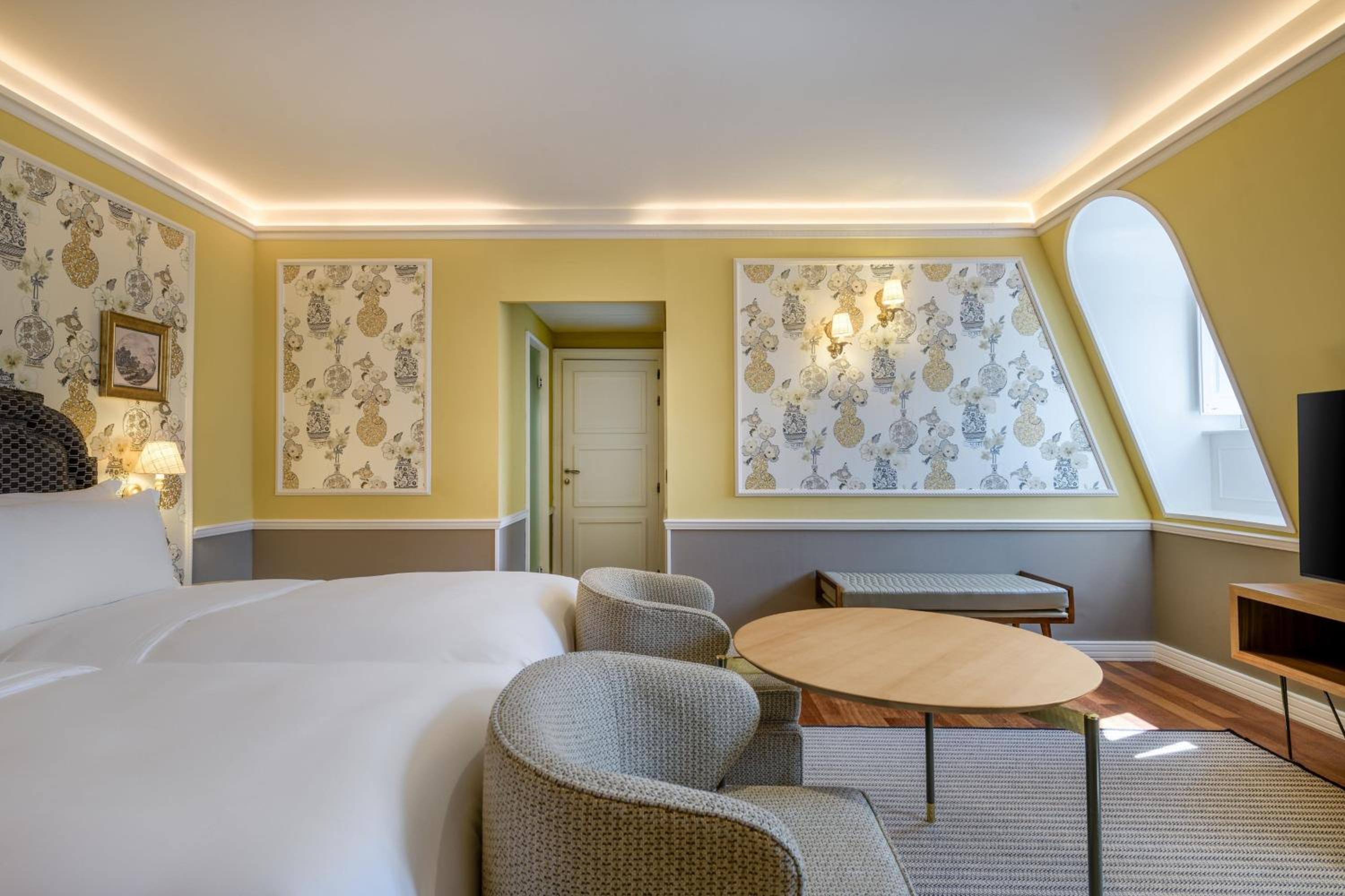Deluxe King Room - Photo 9