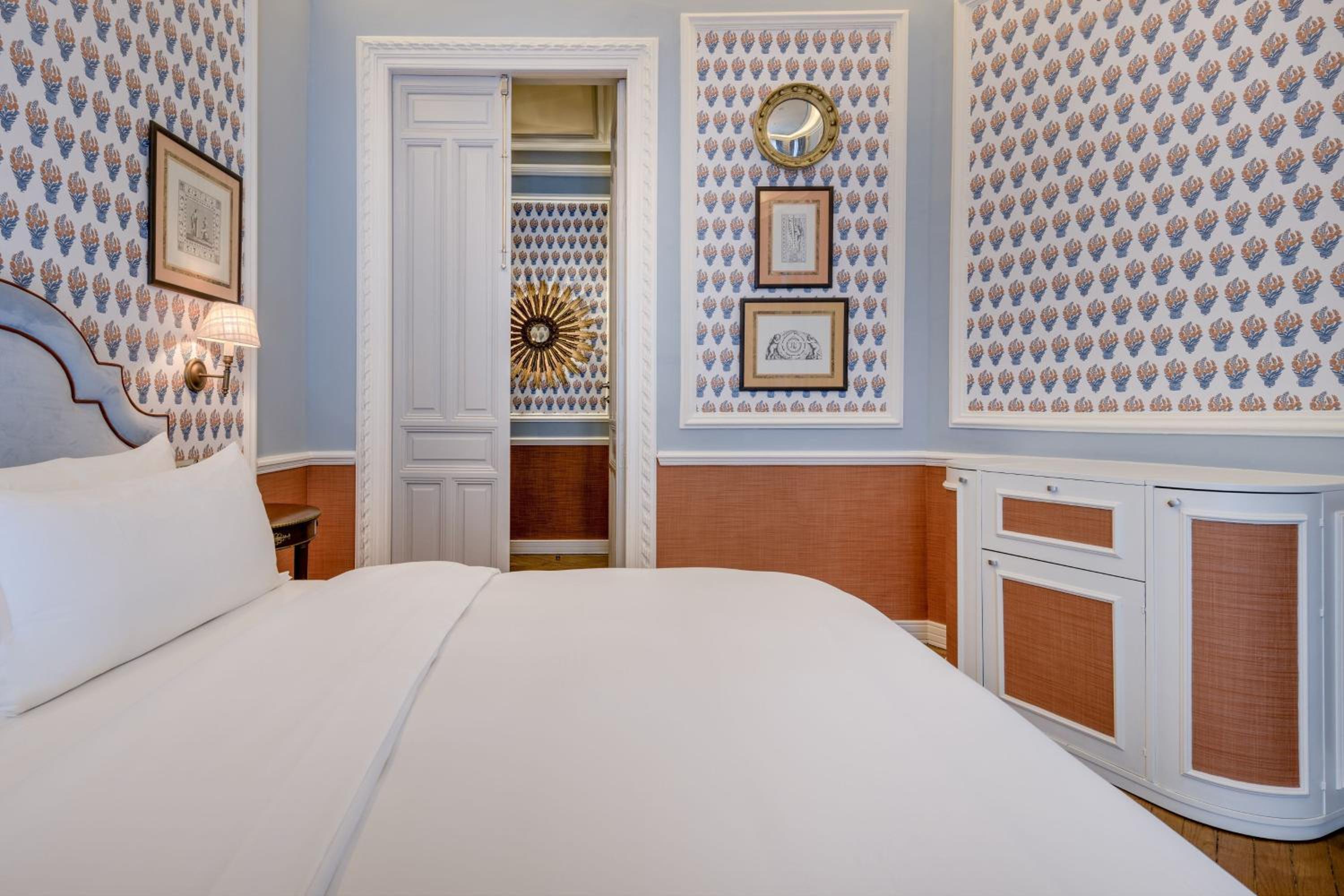 Premium Deluxe King or Twin Room - Photo 13