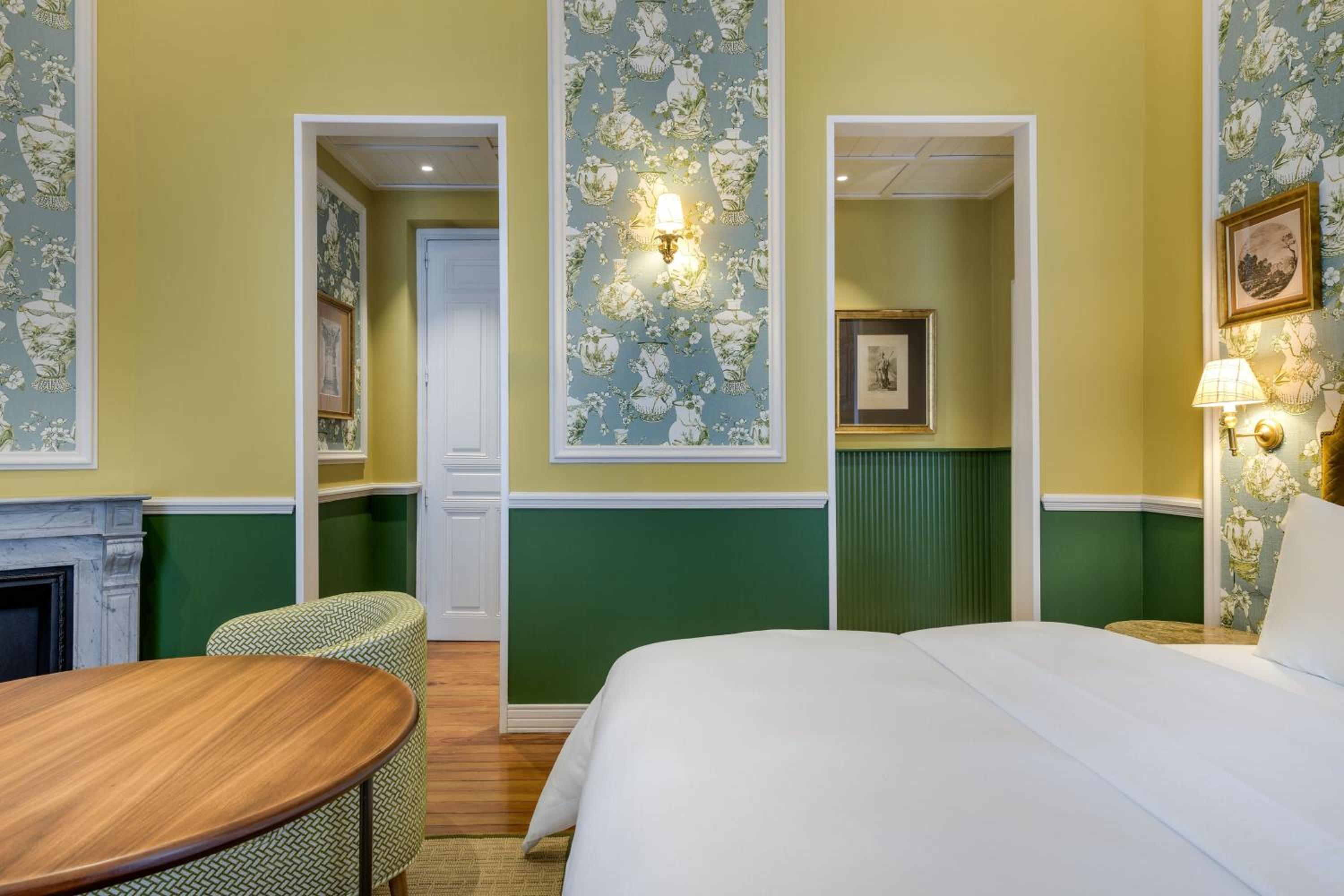 Premium Deluxe King or Twin Room - Photo 14