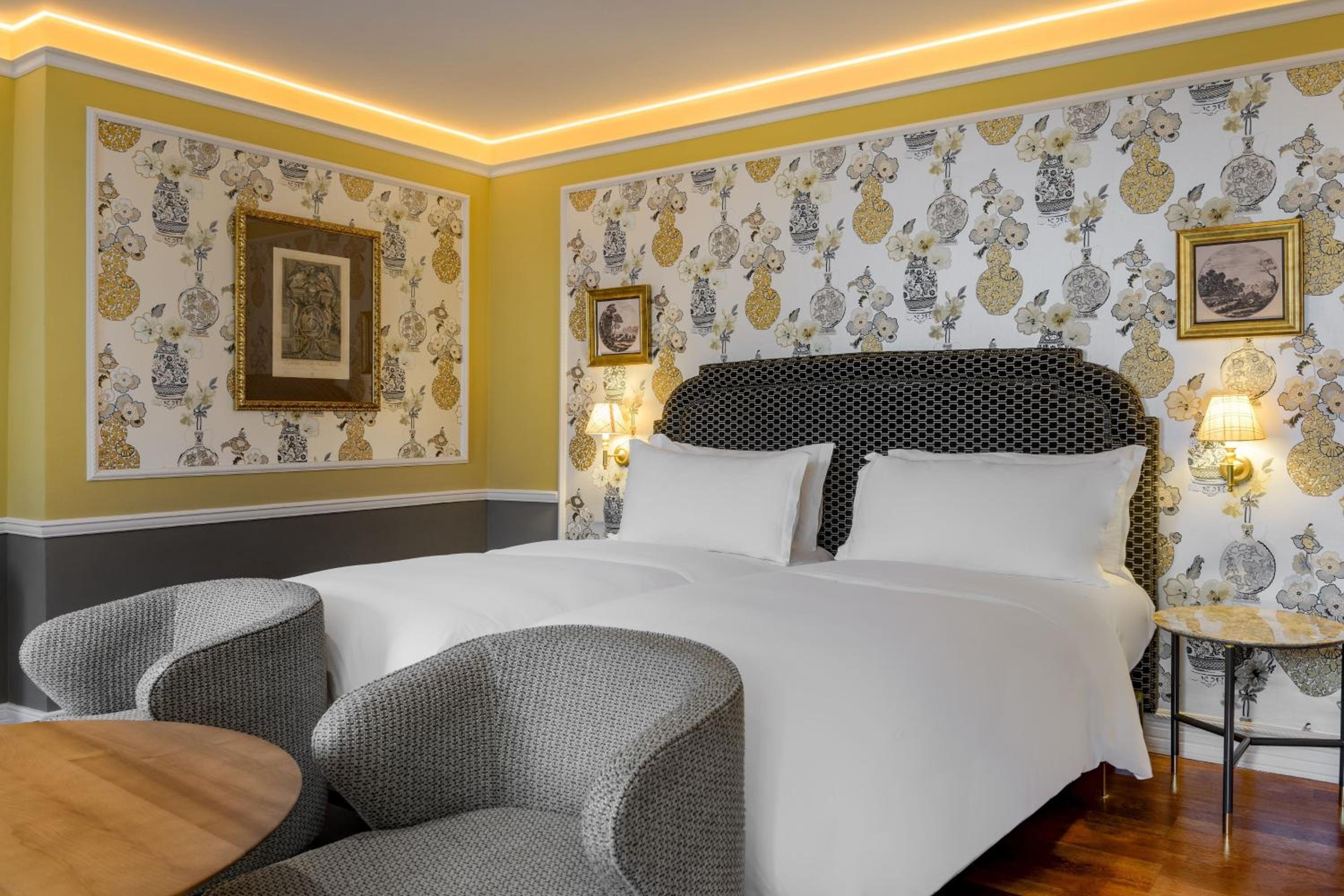Deluxe King Room - Photo 8