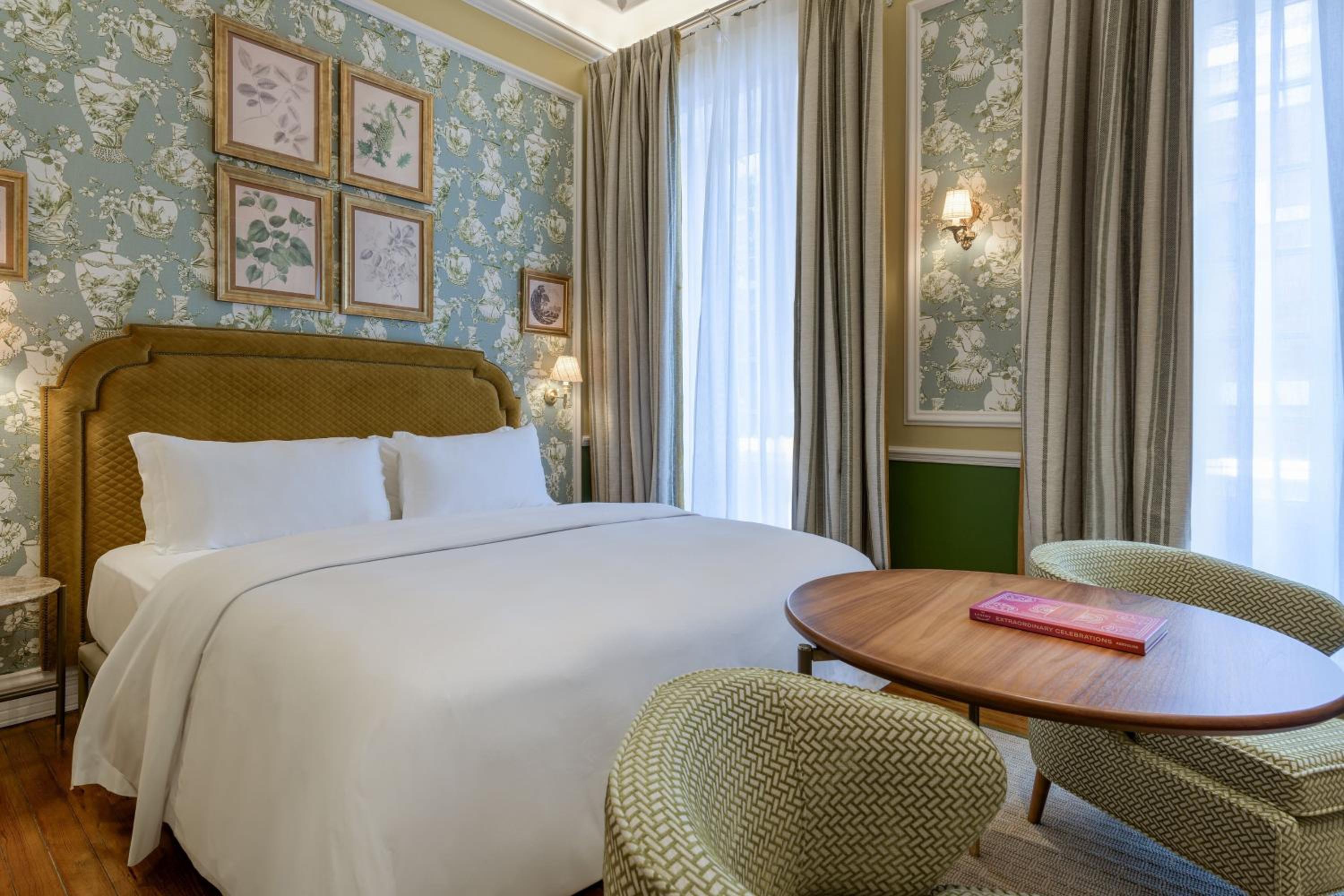 Premium Deluxe King or Twin Room - Photo 16