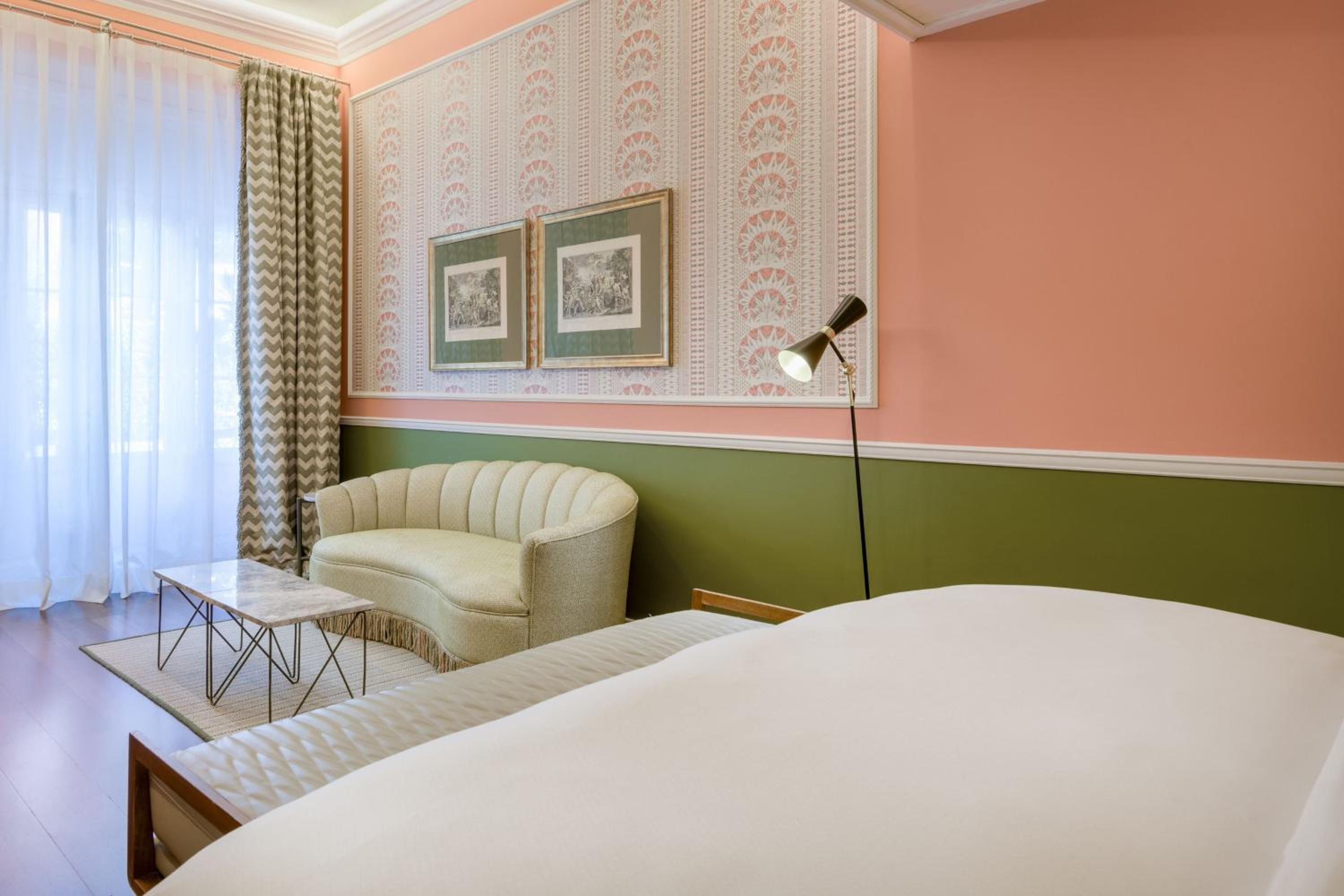 Deluxe King Room - Photo 7