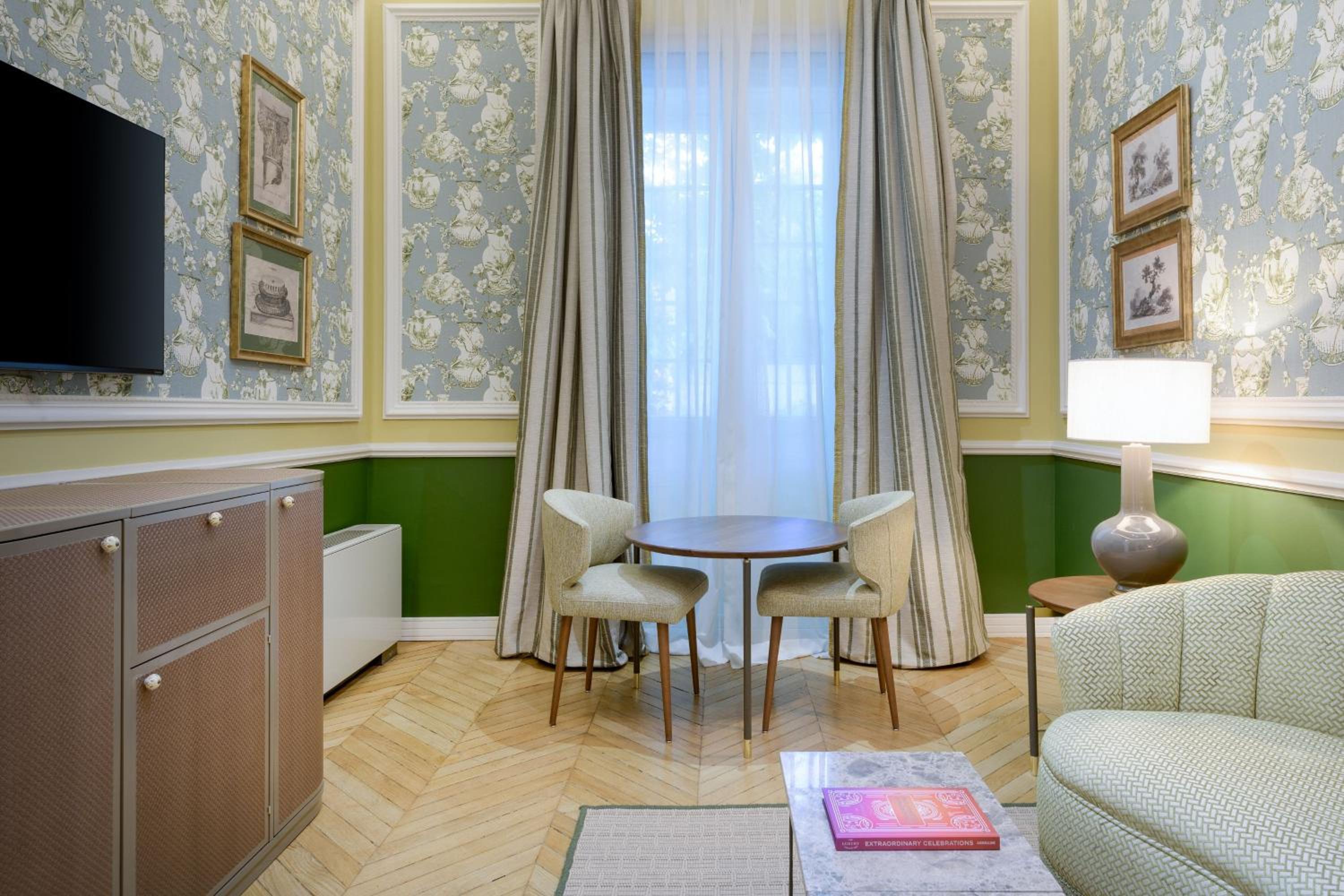 Junior King Suite - Photo 10