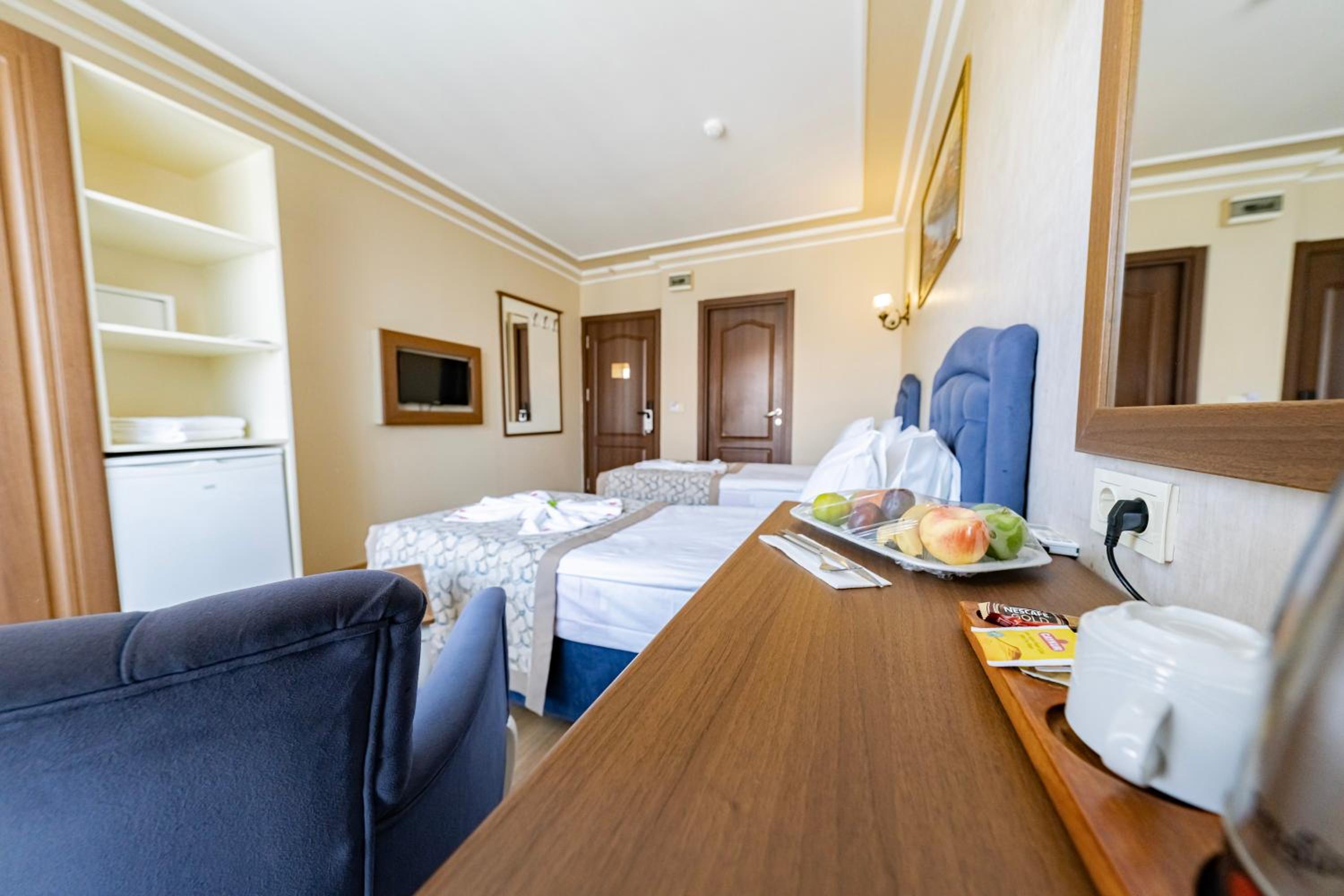 Twin Room with City View - Photo 8