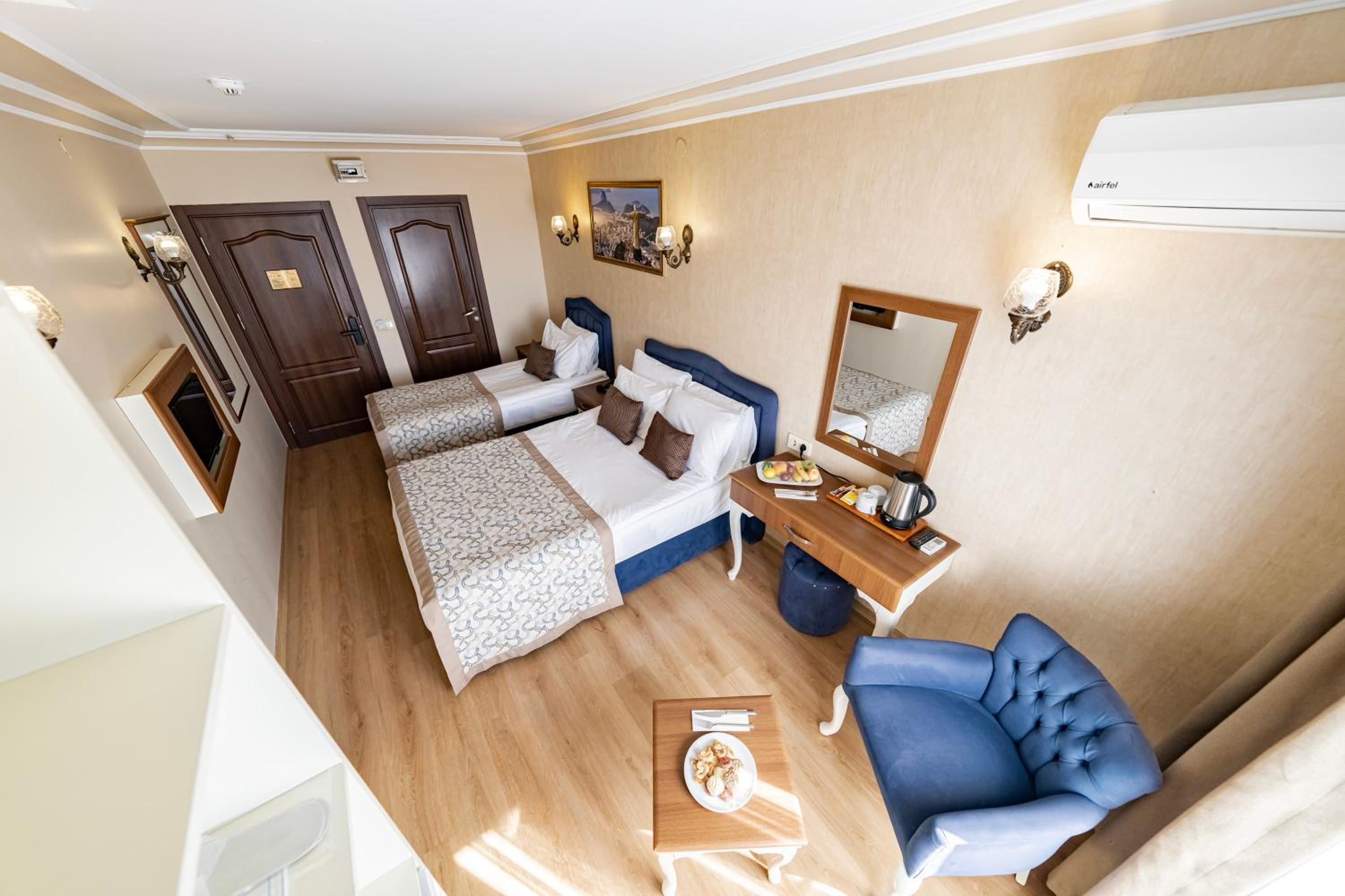 Twin Room with City View - Photo 10