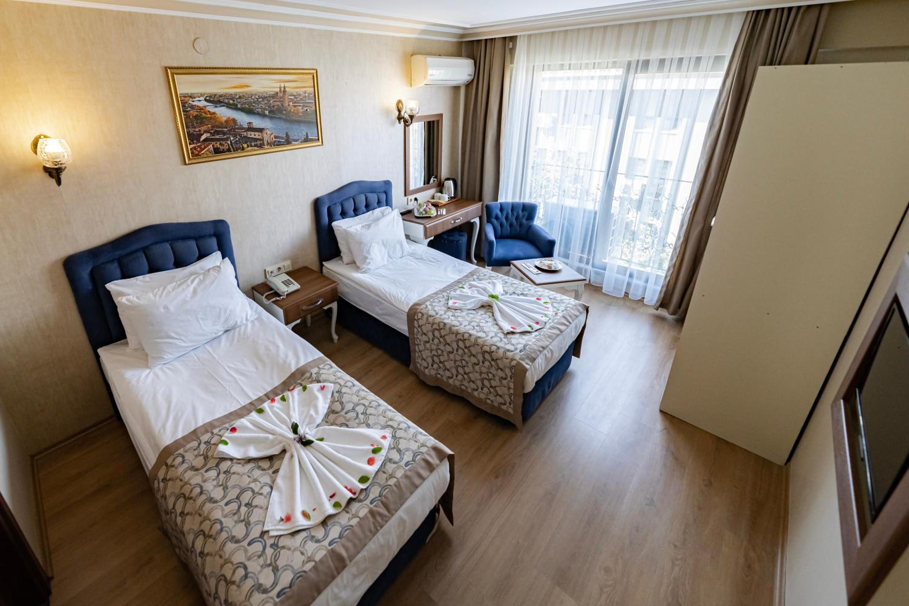 Twin Room with City View - Photo 11