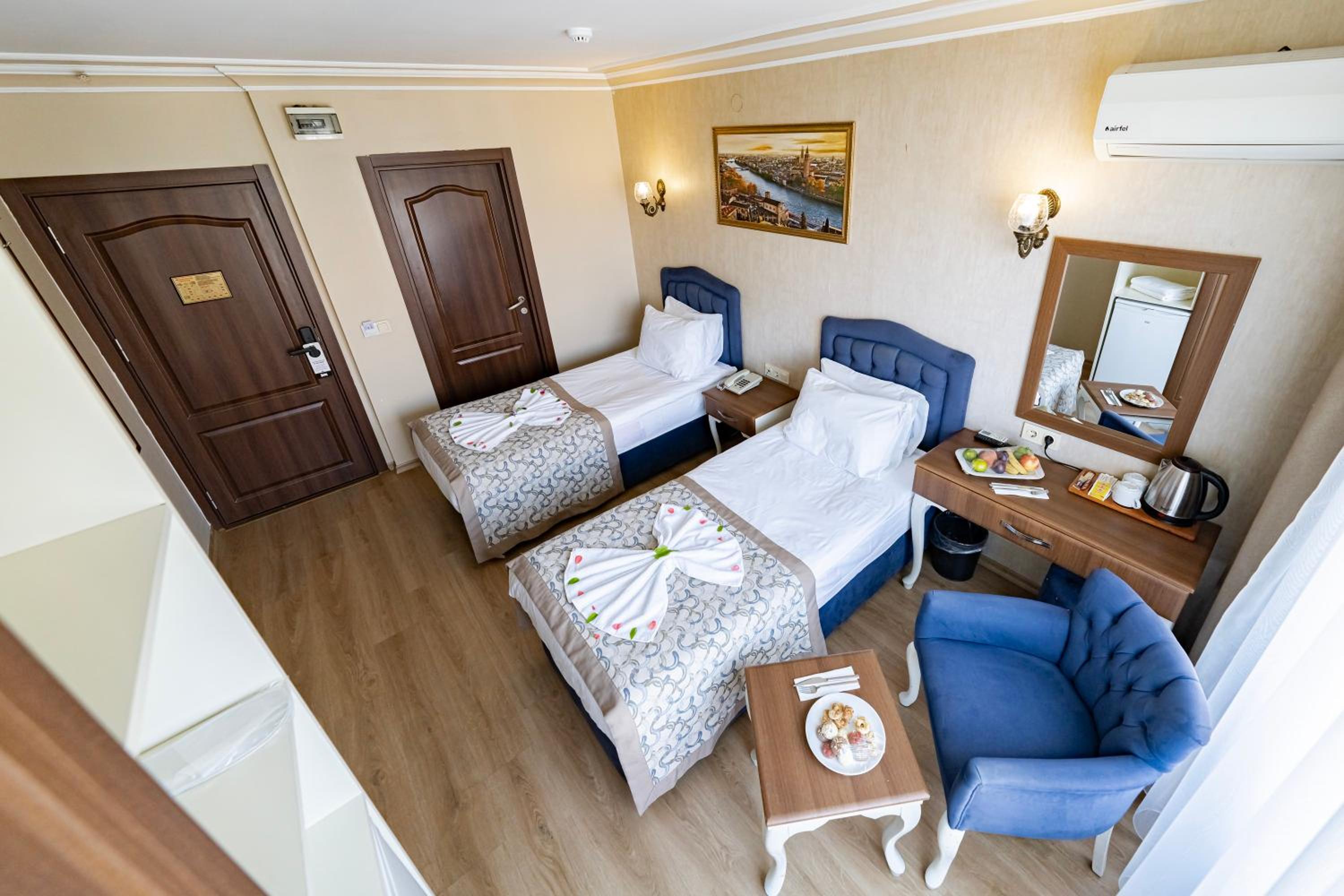 Twin Room with City View - Photo 7