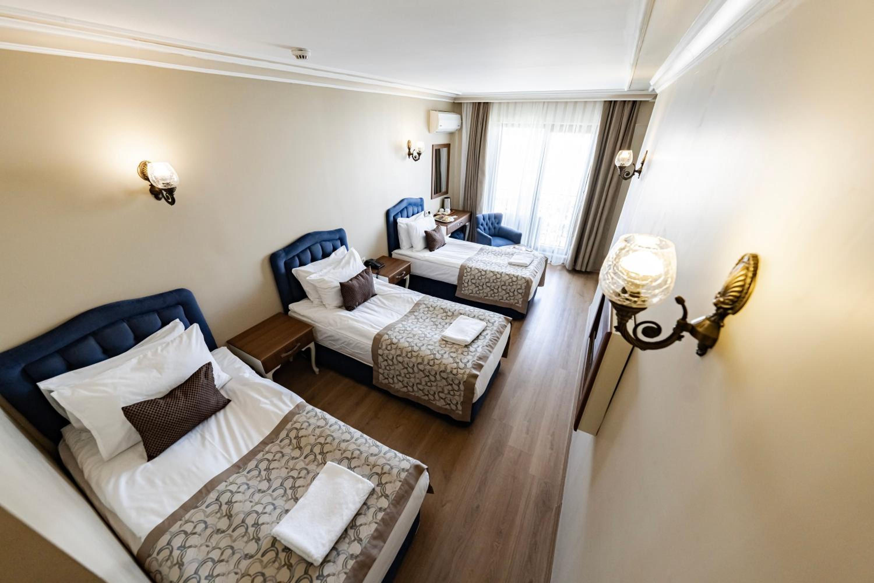 Triple Room with City View - Photo 12