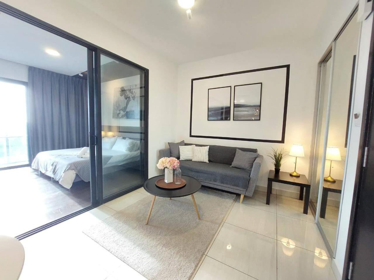 One-Bedroom Apartment photo 1