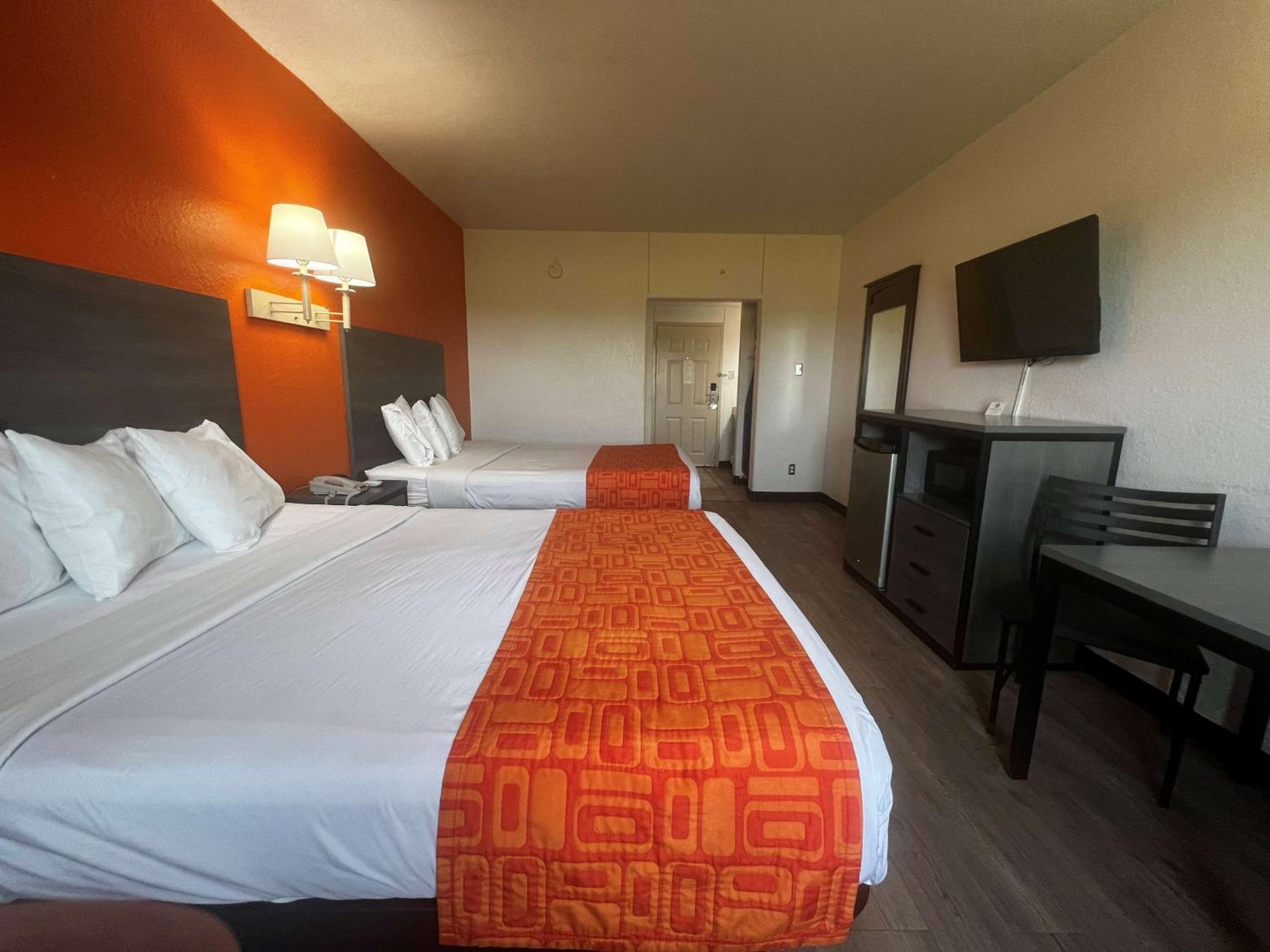 Queen Room with Two Queen Beds - Non-Smoking - Photo 7