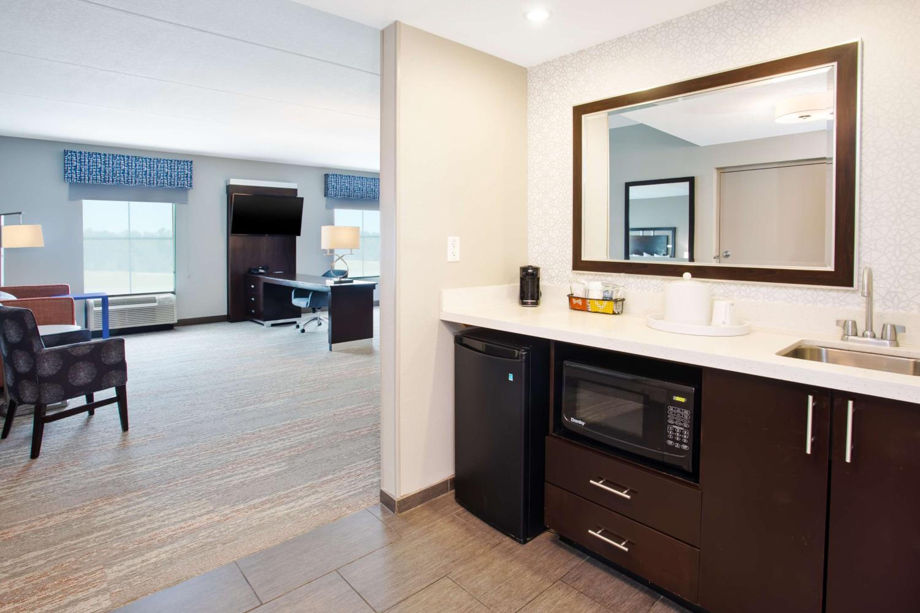 King Studio Suite - Non-Smoking - Photo 10