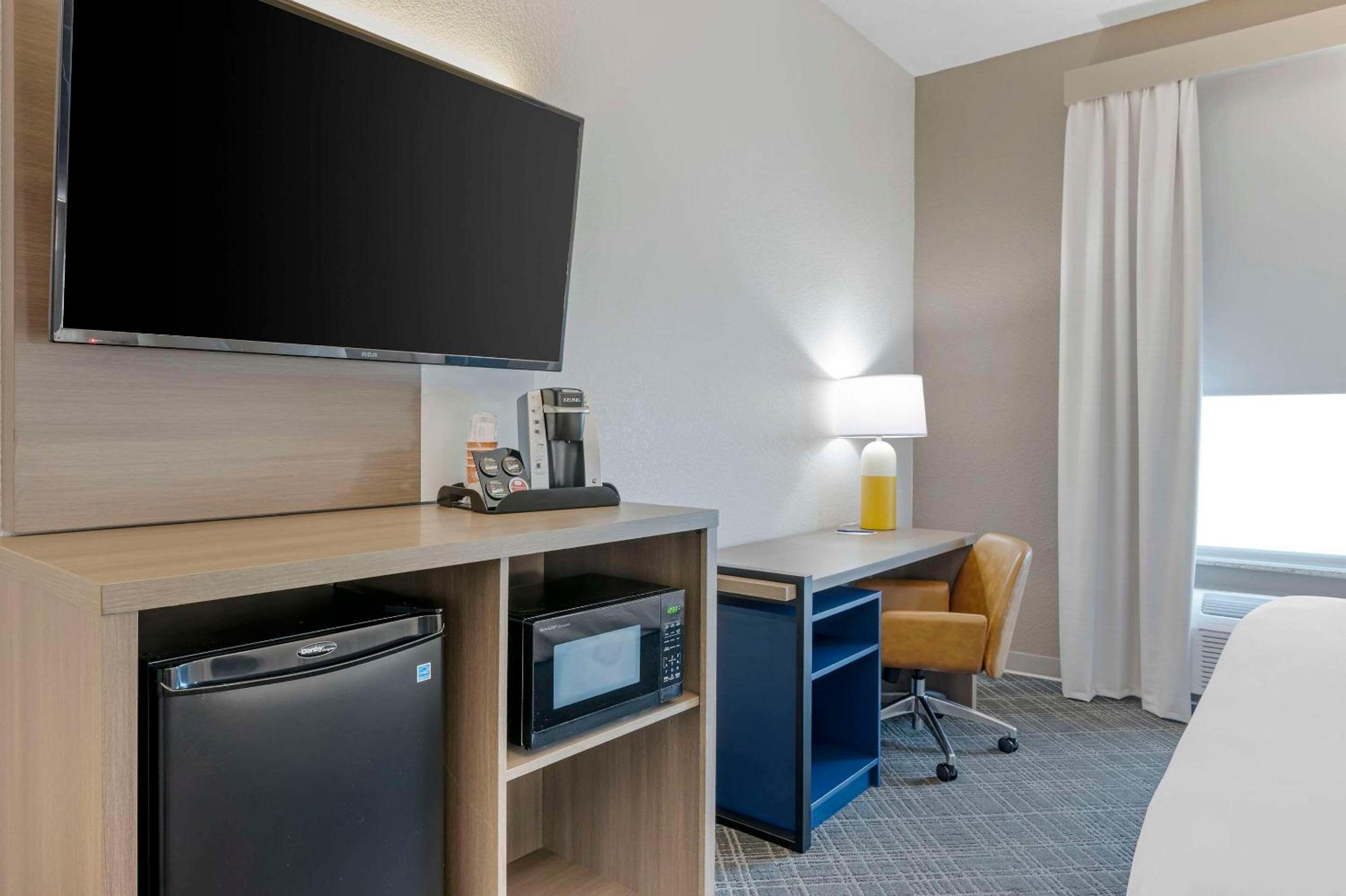 One Room Suite With Two Queen Beds - Non Smoking - Photo 6