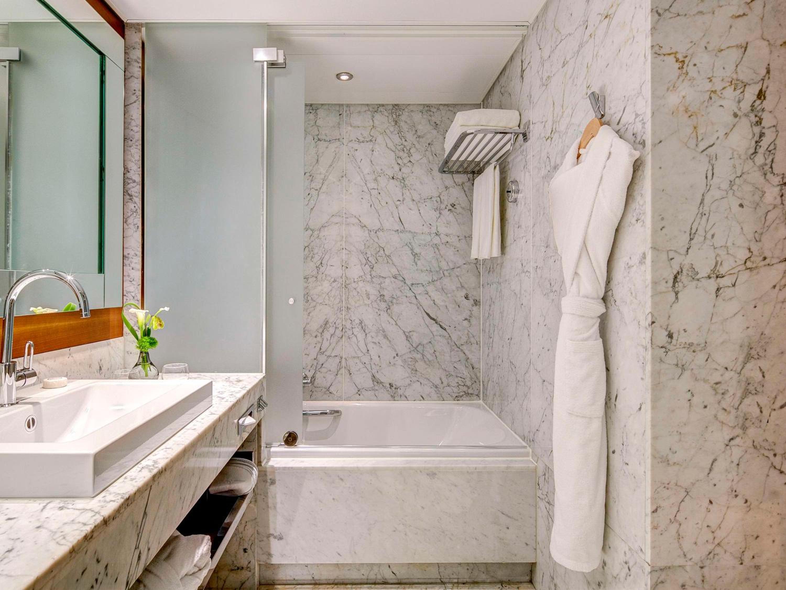 Signature Twin Room With Lake View photo 2