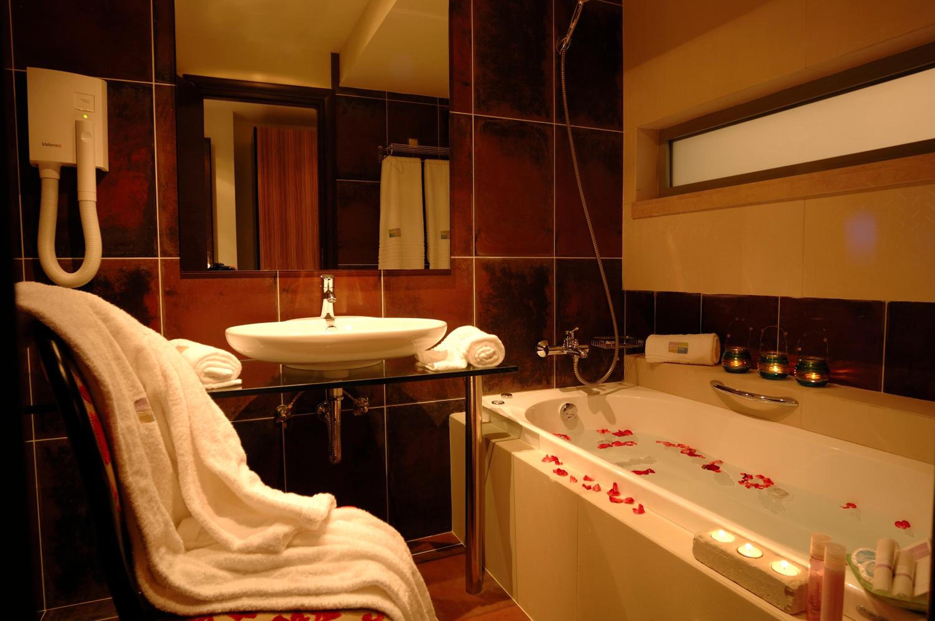 Deluxe Double or Twin Room with Balcony - Photo 2