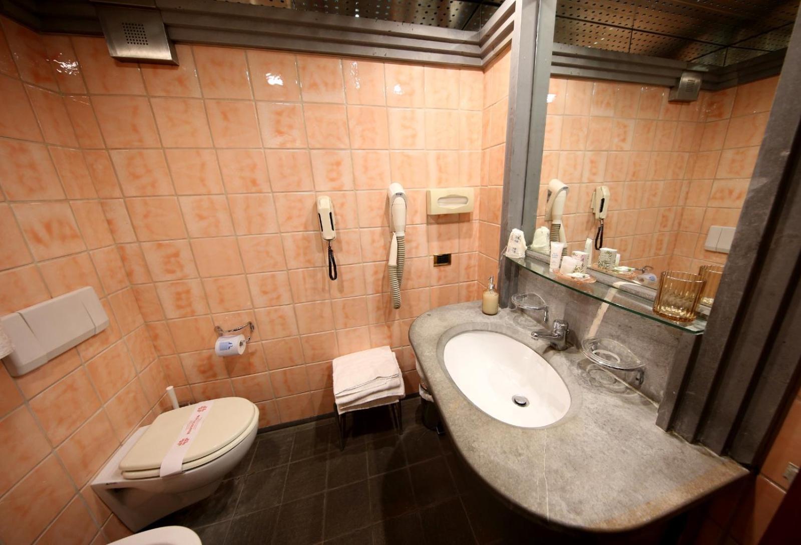 Double or Twin Room - Photo 12