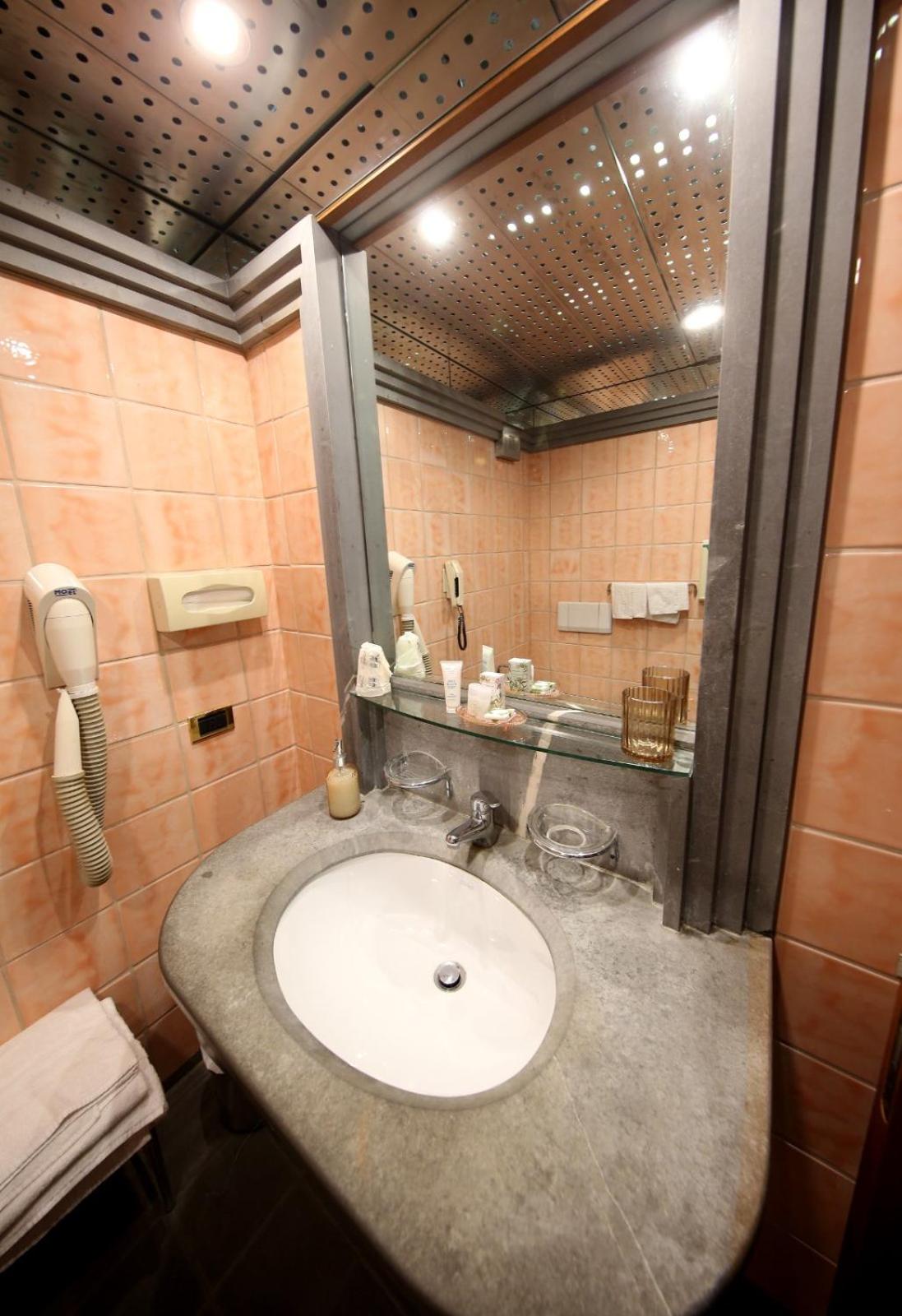 Double or Twin Room - Photo 39