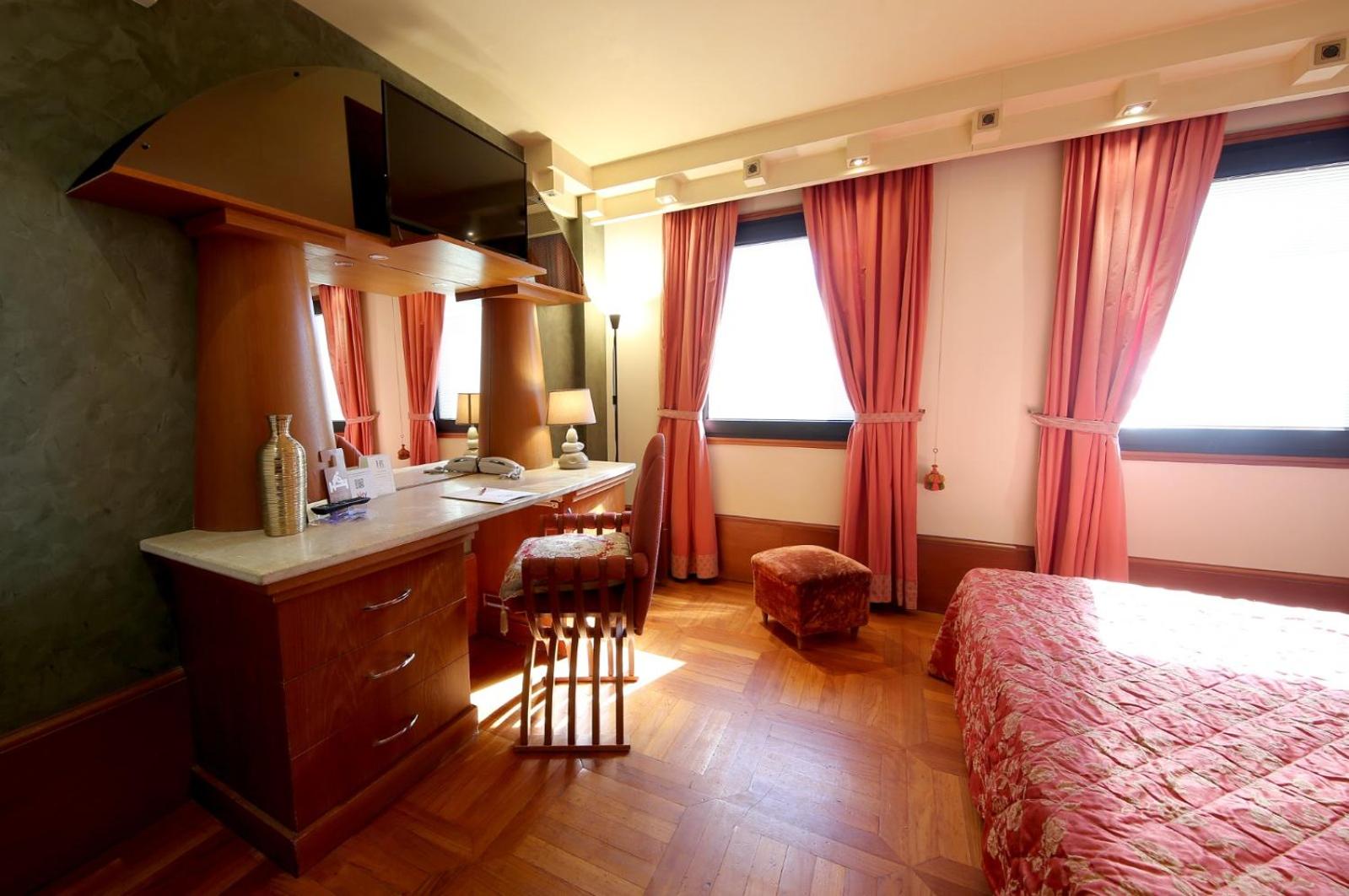 Double or Twin Room - Photo 5