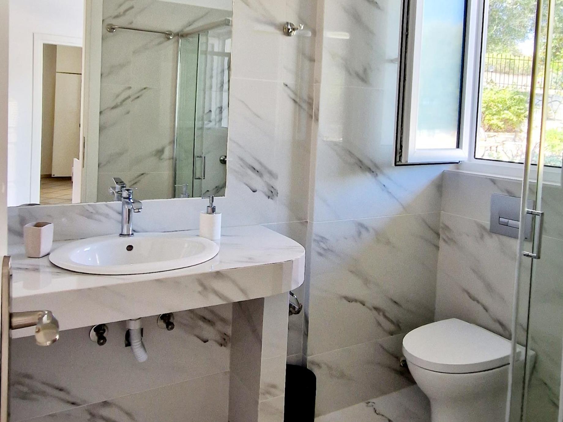 Triple Room with Sea View - Photo 12