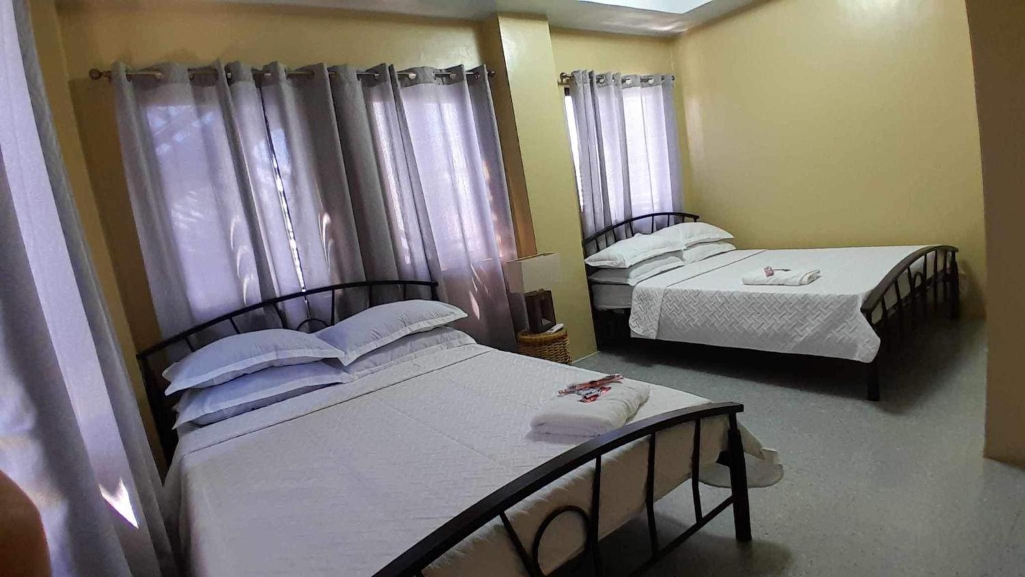 Six-Bedroom House photo 3