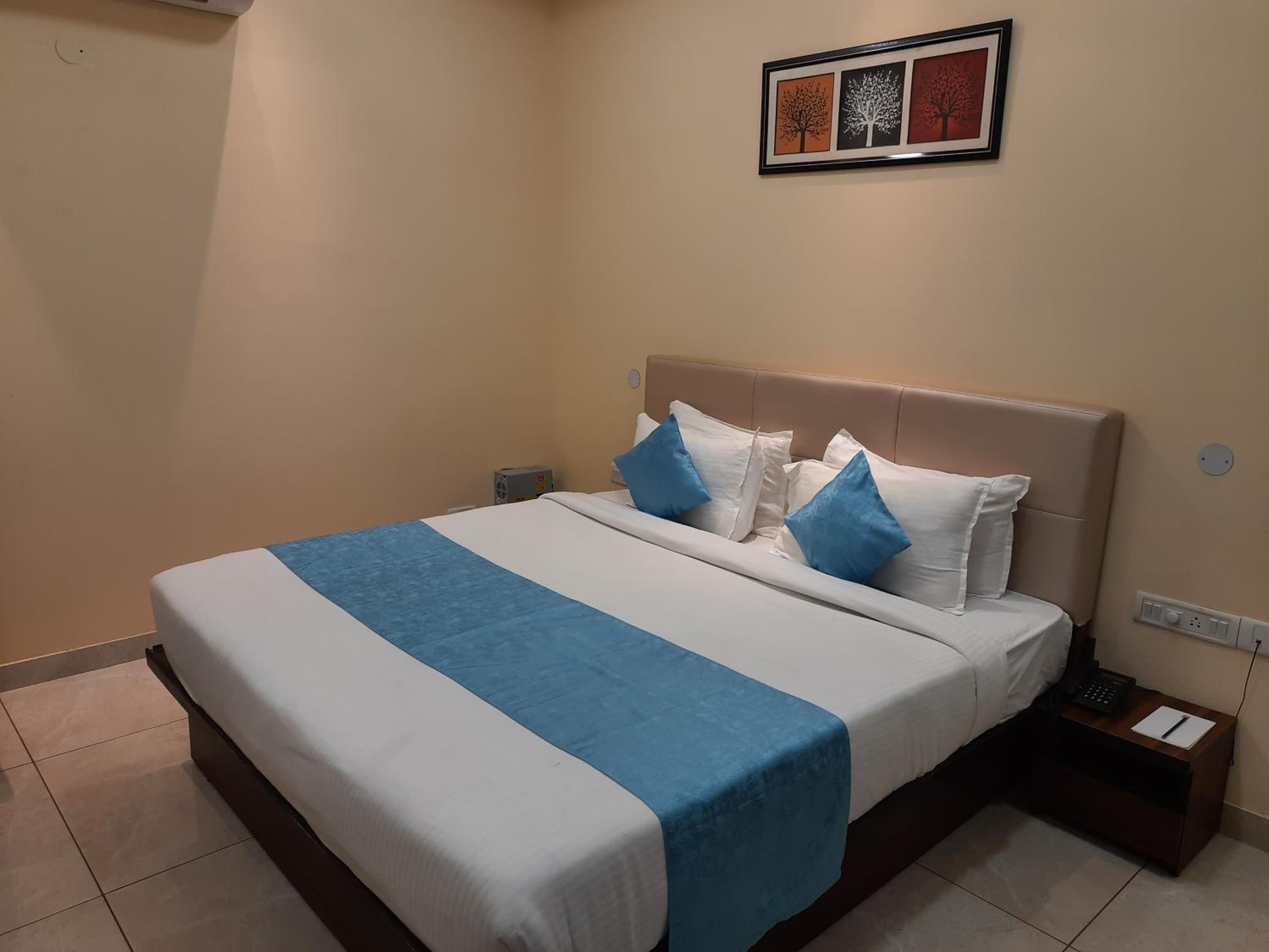 Deluxe Room - Photo 10