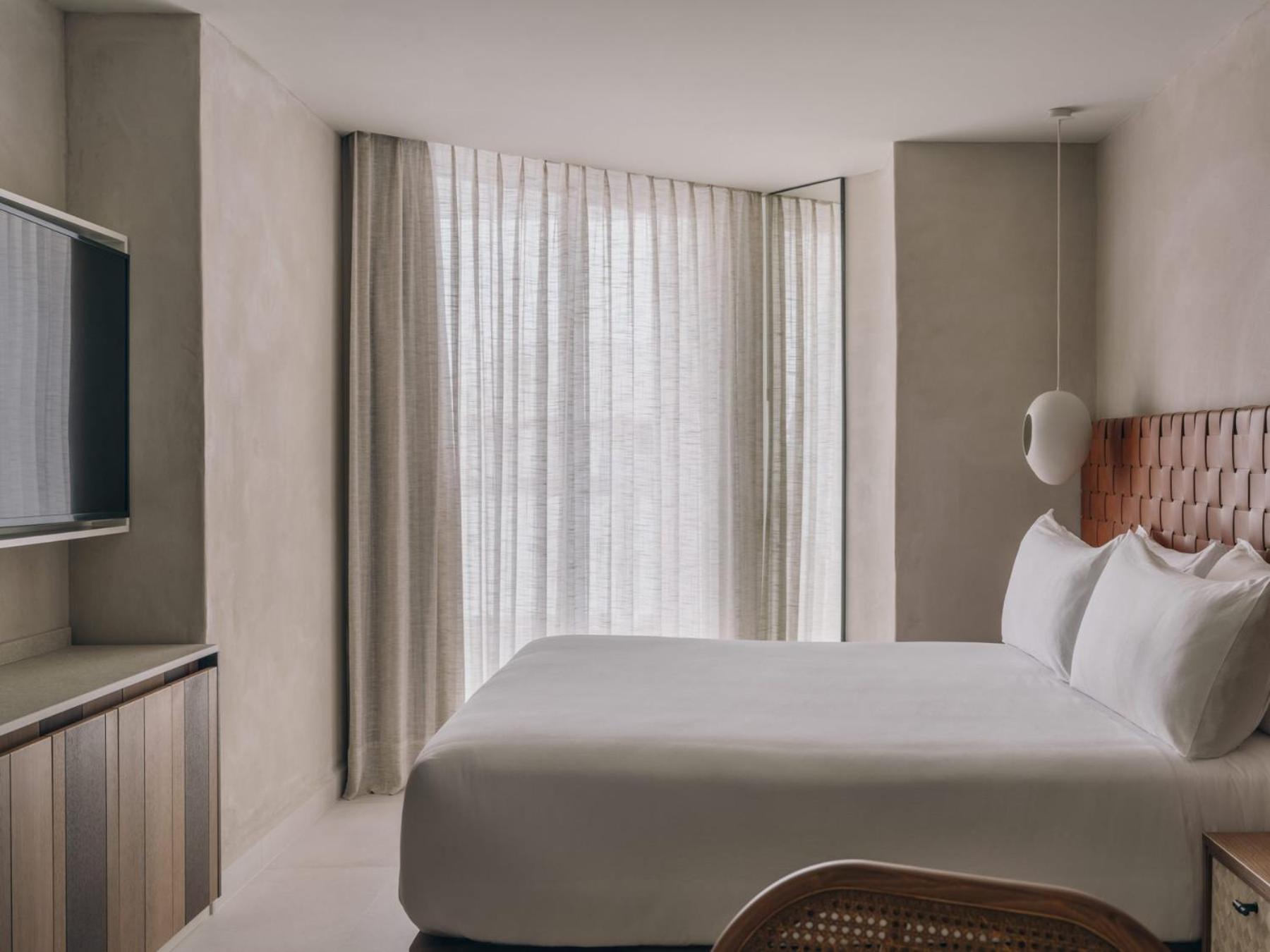 Deluxe King Room - Photo 4