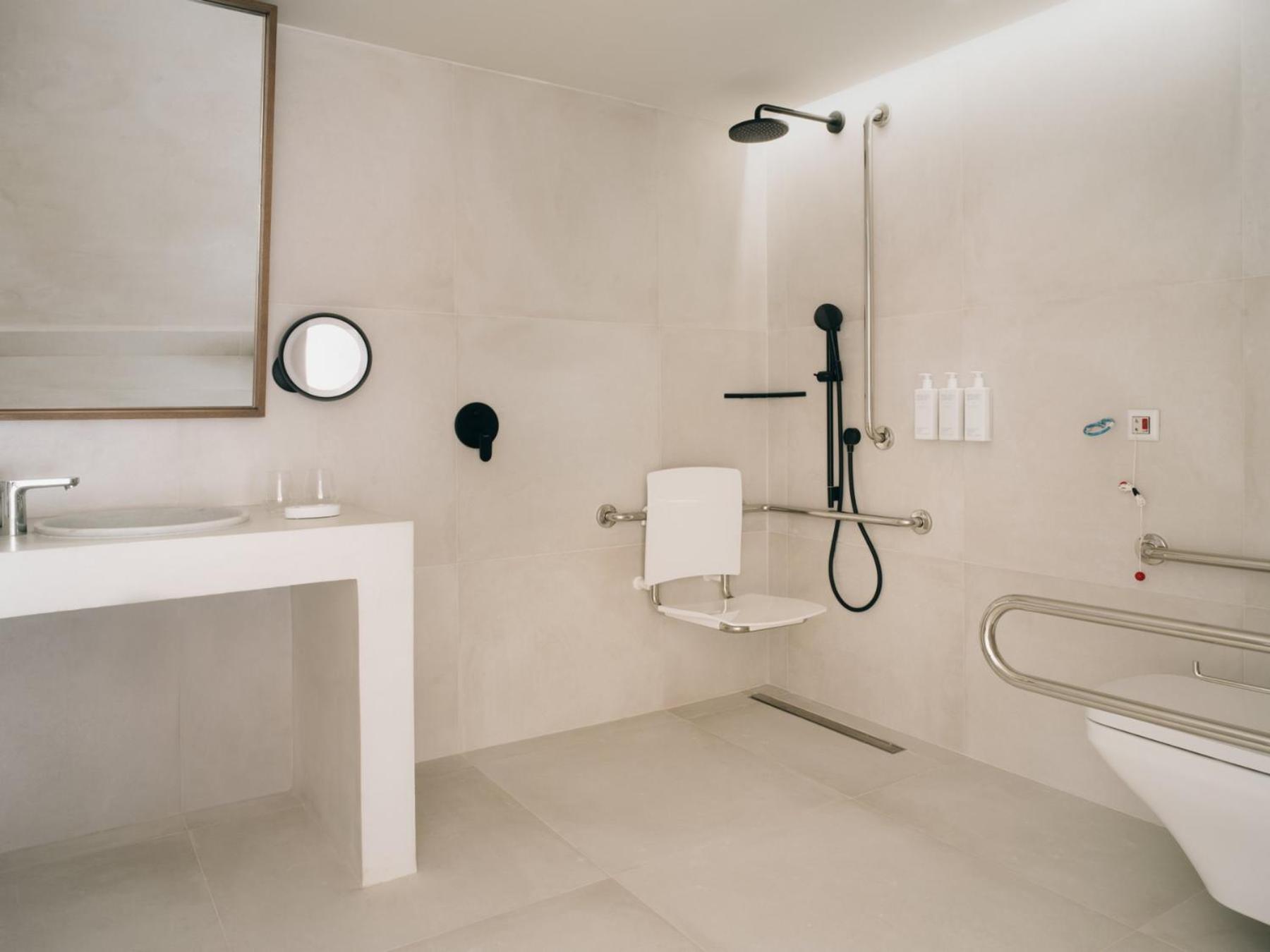 Deluxe King Room - Mobility Accessible - Photo 7