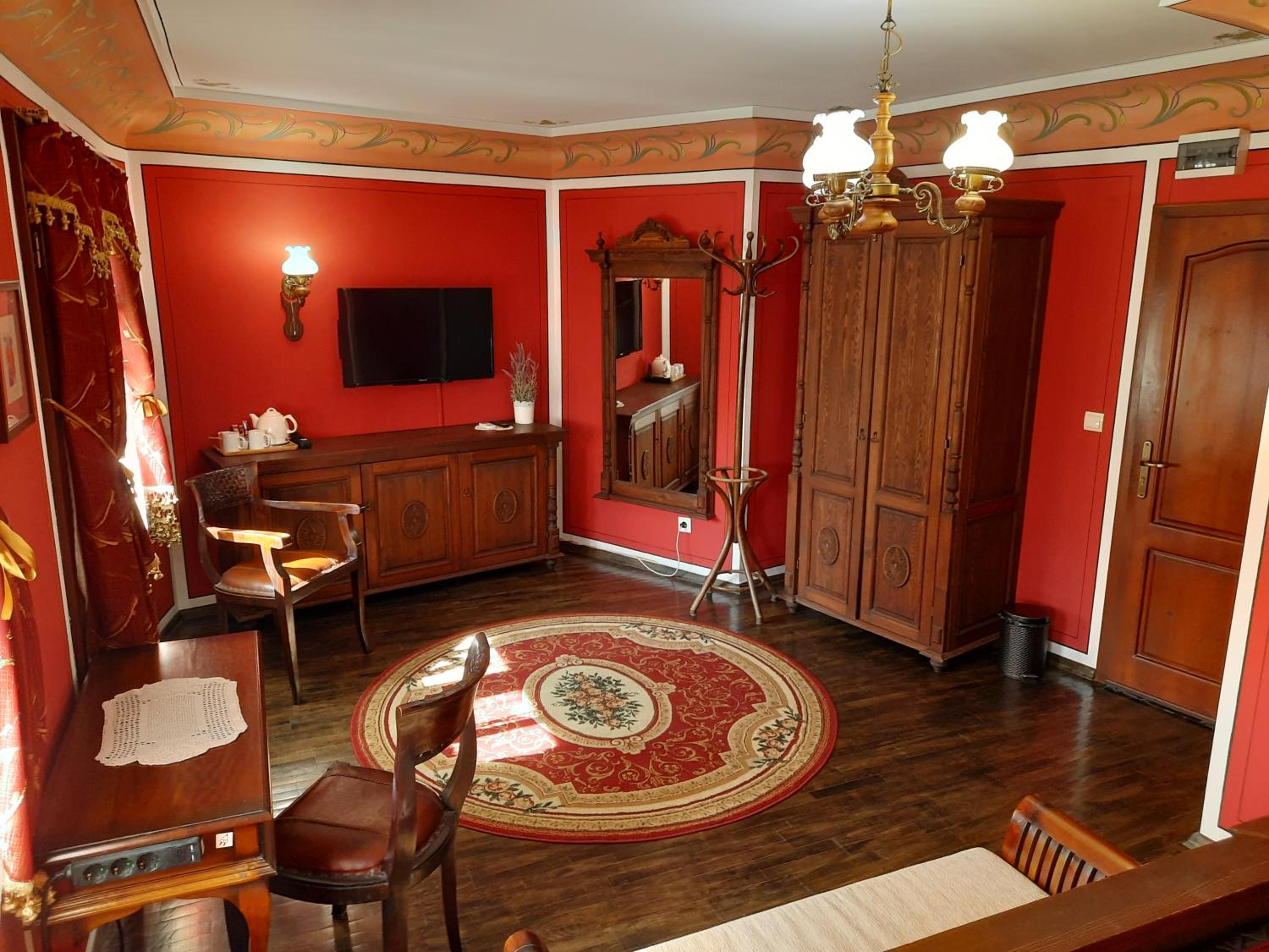 Deluxe Double Room with Balcony - Photo 7