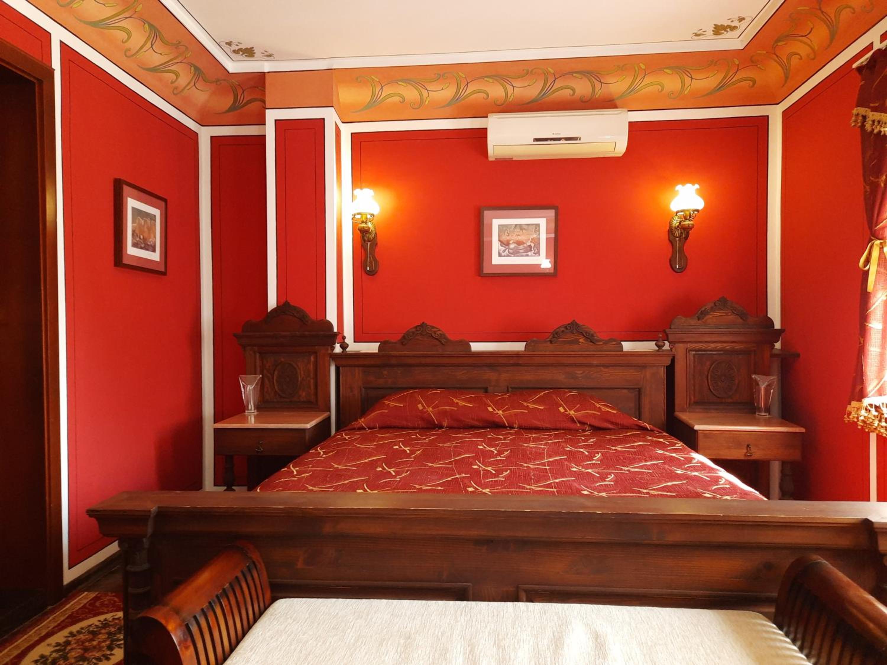 Deluxe Double Room with Balcony - Photo 4