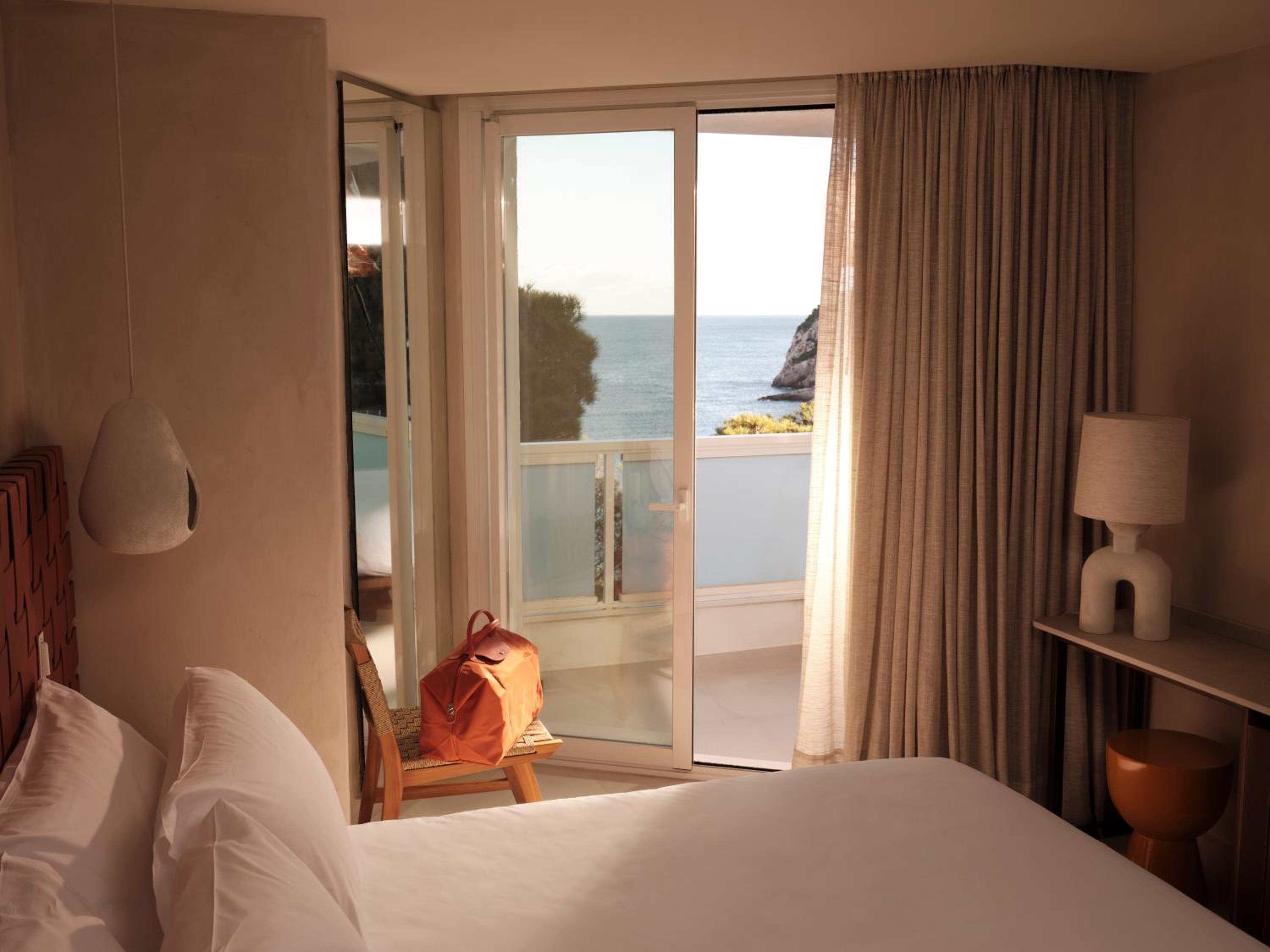 Deluxe King Room with Sea View - Photo 4