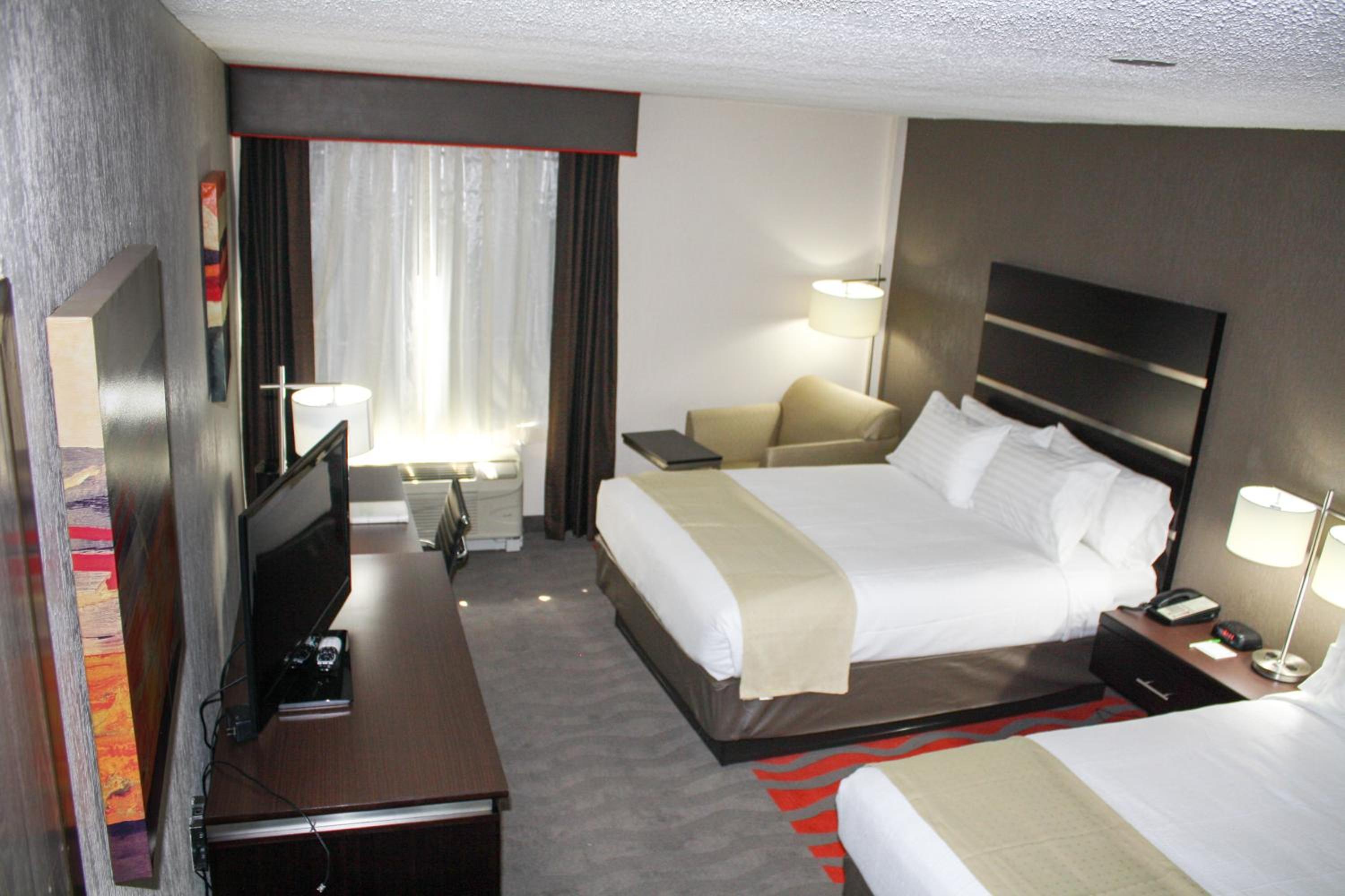 Standard Queen Room With Two Queen Beds - Photo 2