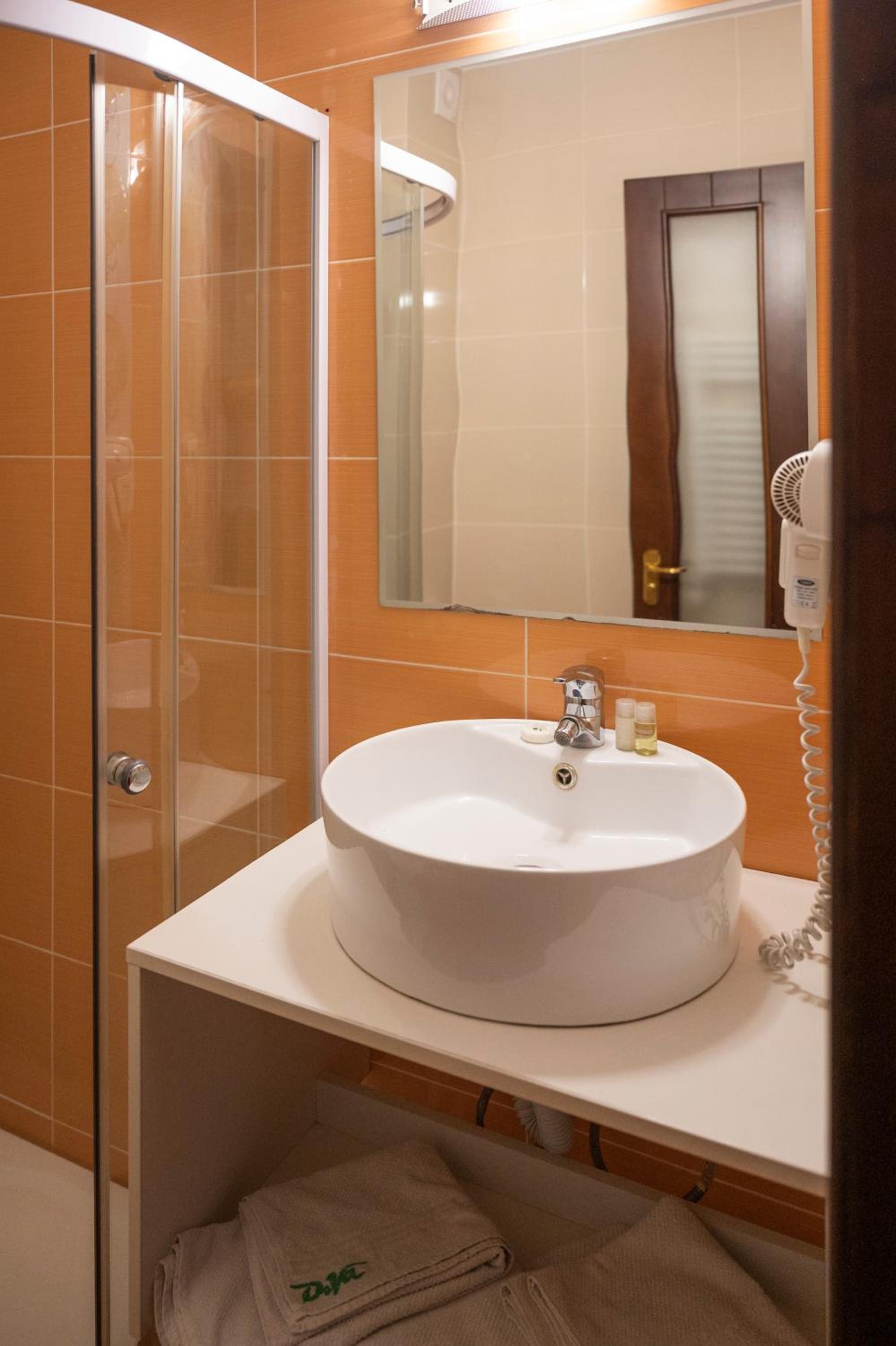 Twin Room - Photo 2
