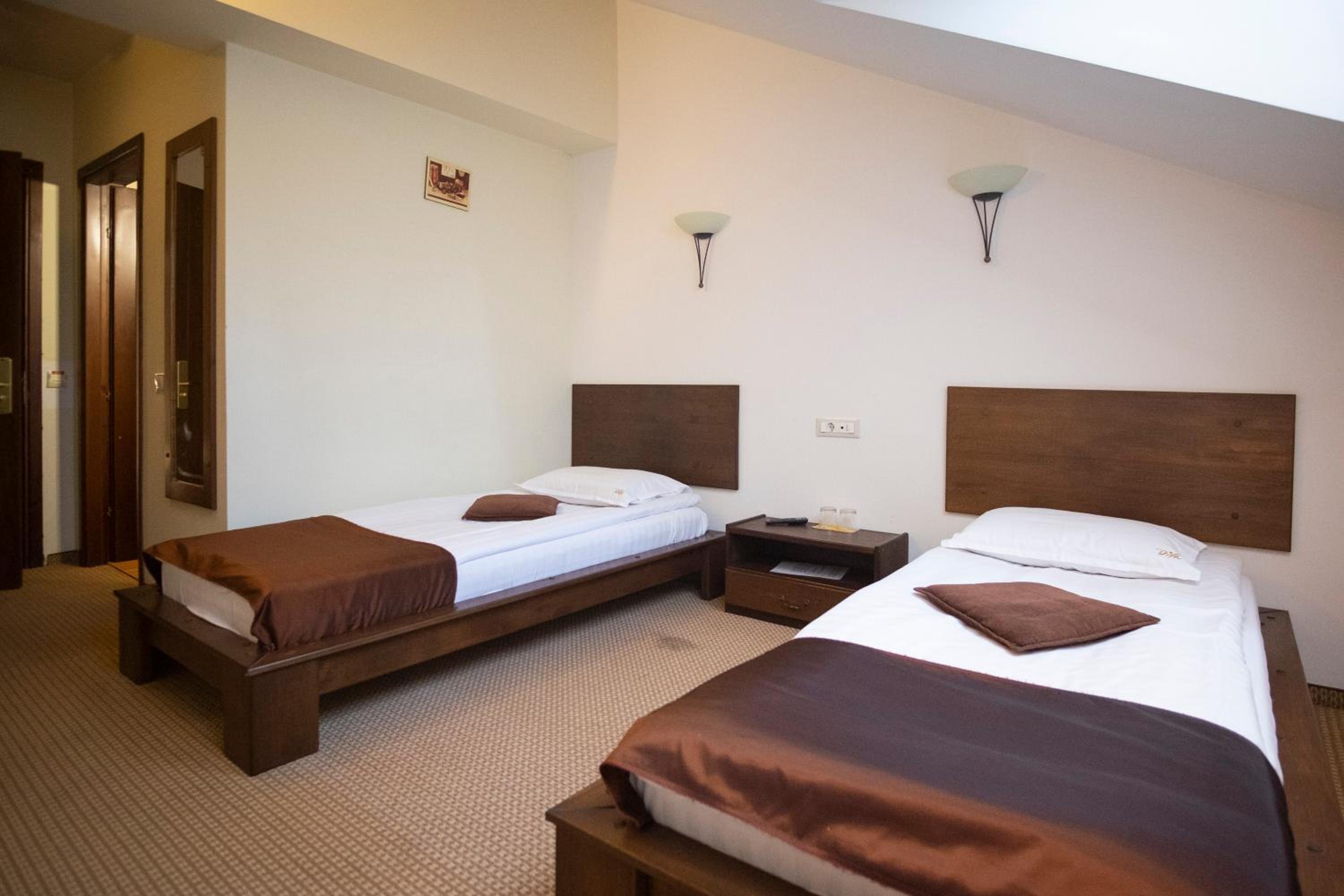 Twin Room - Photo 8