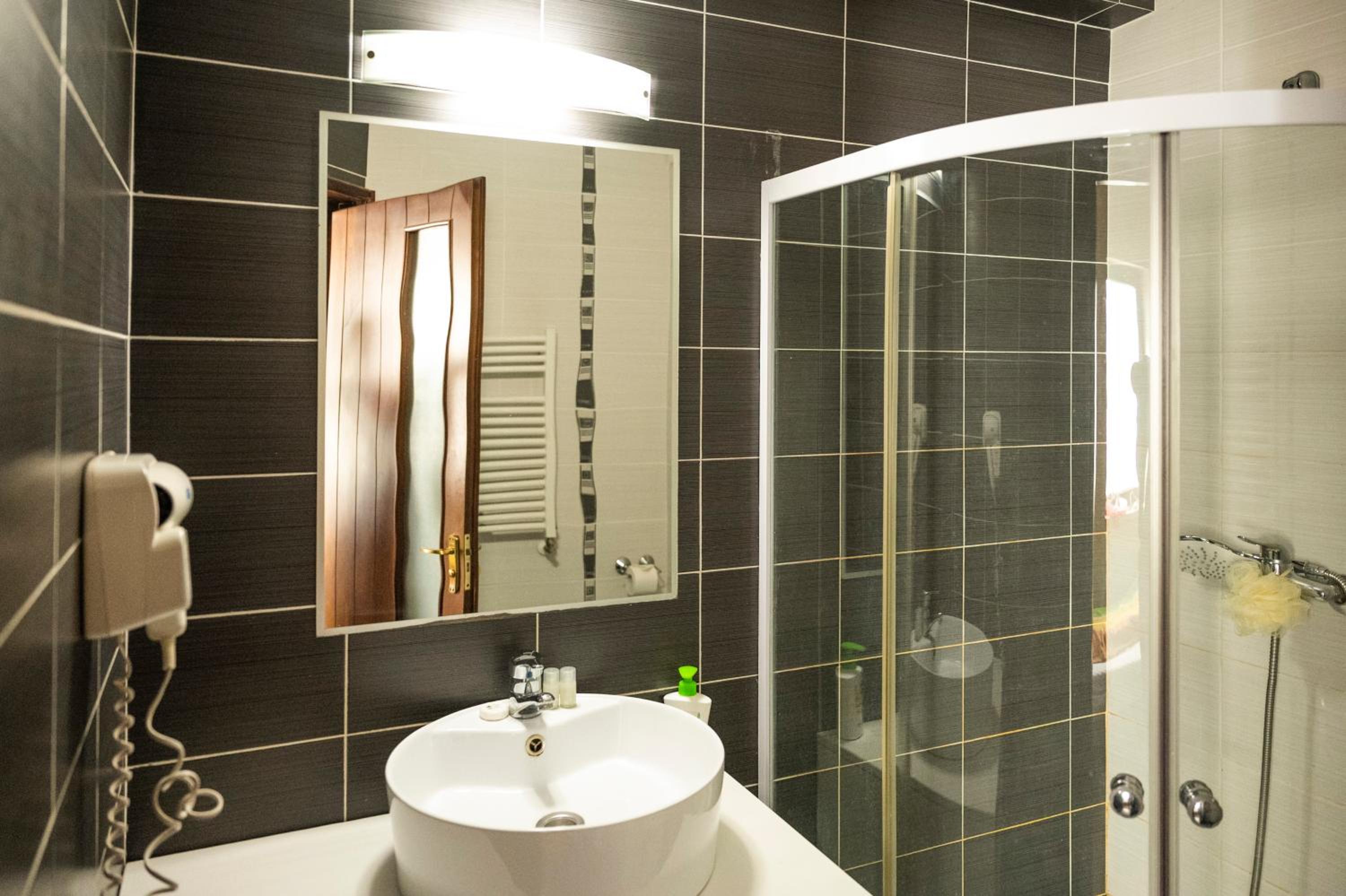 Double Room - Photo 8