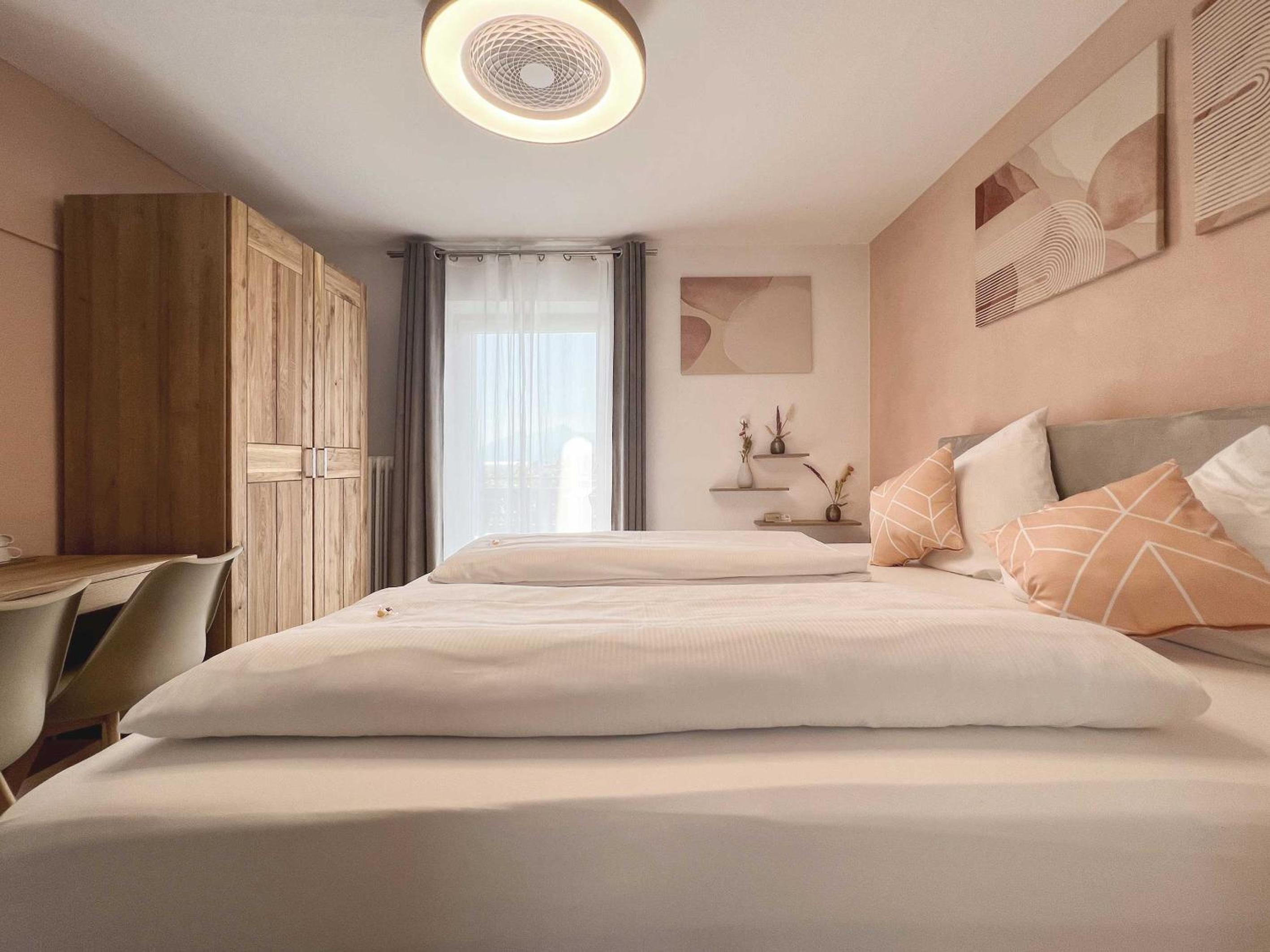 Double Room with Lake View and Balcony - Photo 15