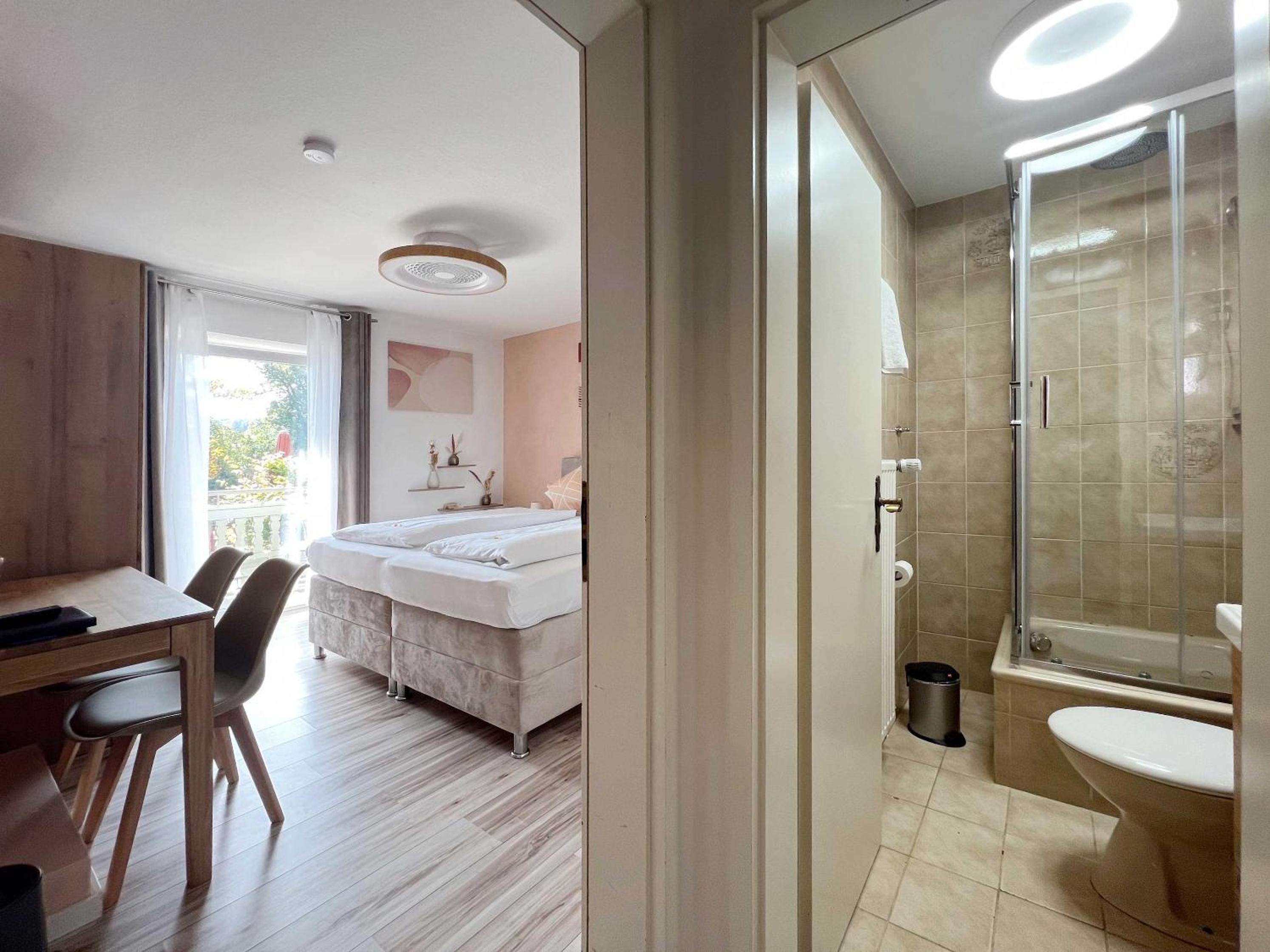 Double Room with Lake View and Balcony - Photo 13