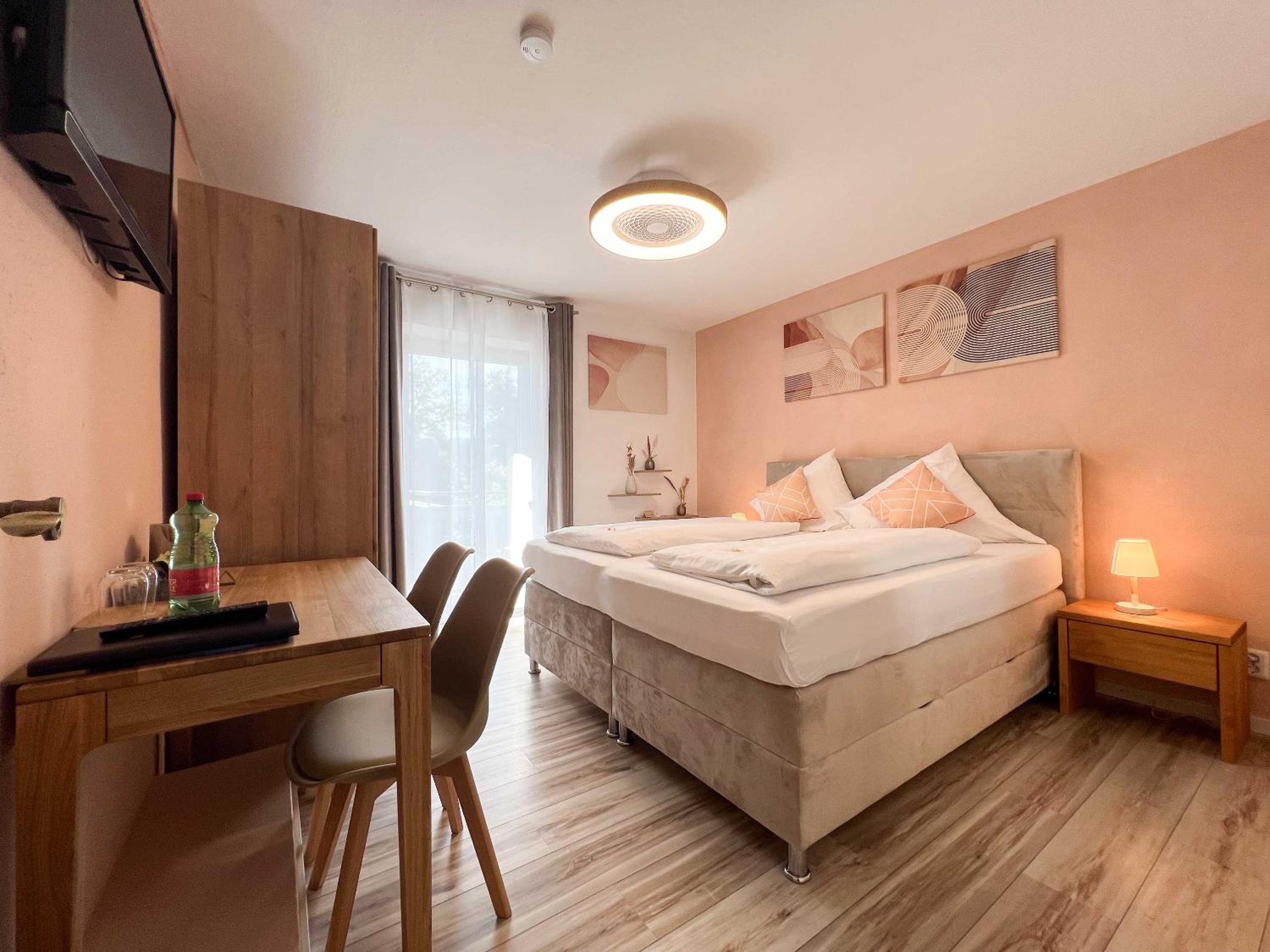 Double Room with Lake View and Balcony - Photo 1