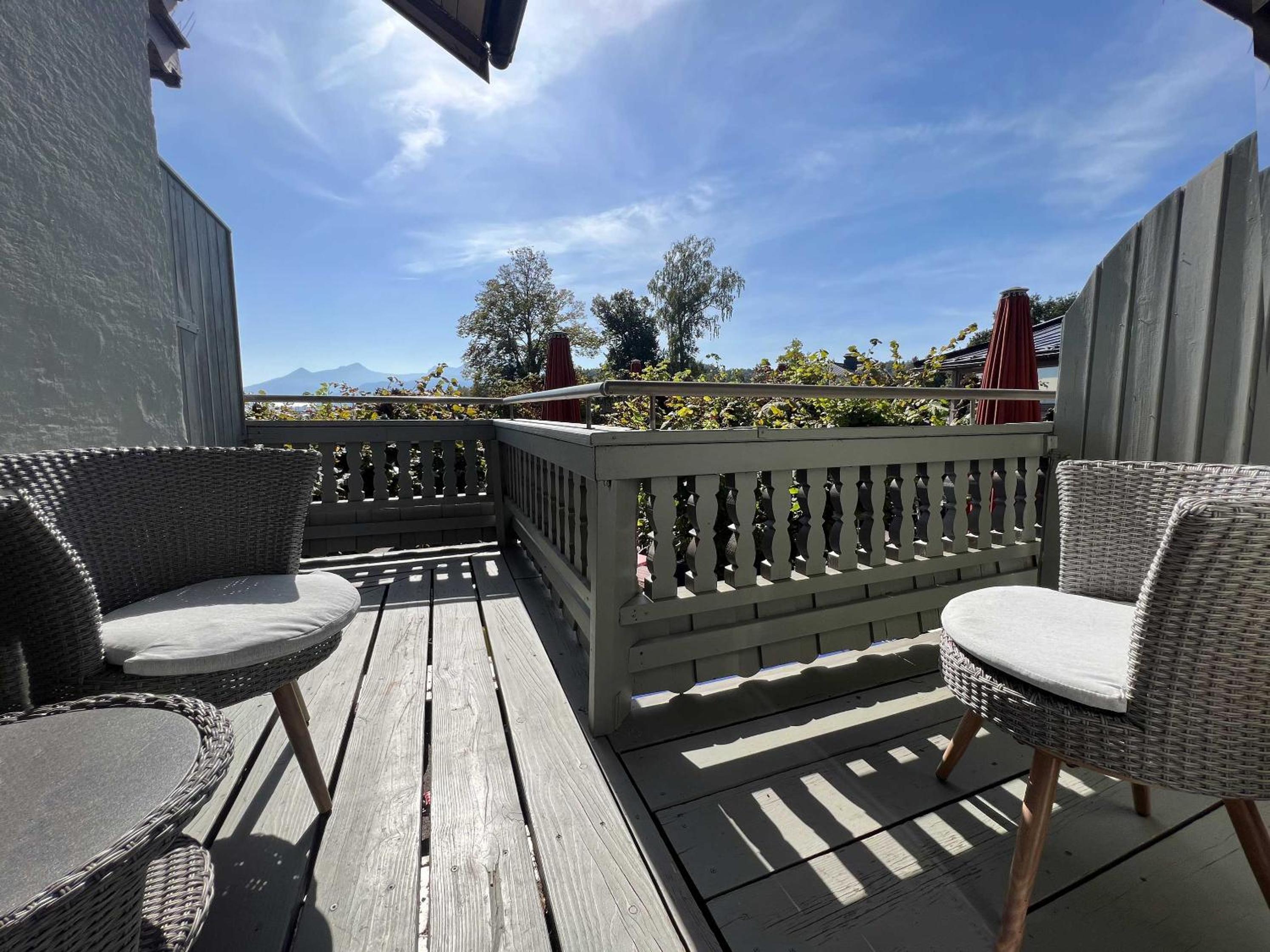 Double Room with Lake View and Balcony - Photo 17