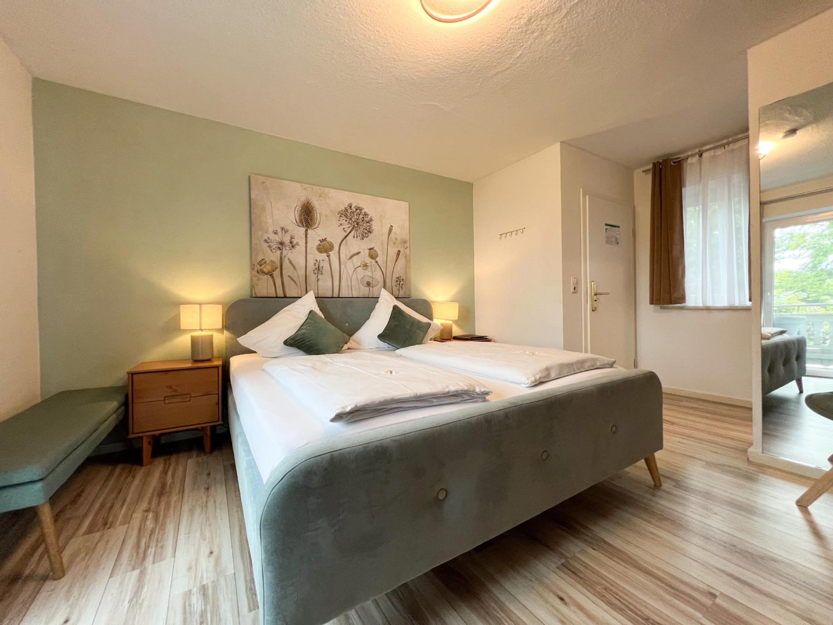 Double Room with Lake View and Balcony - Photo 5