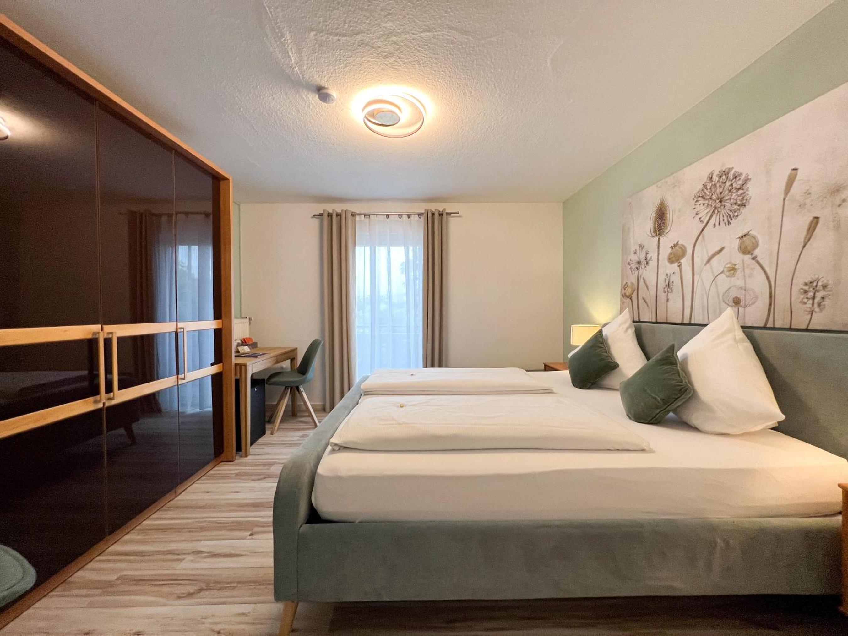 Double Room with Lake View and Balcony - Photo 2