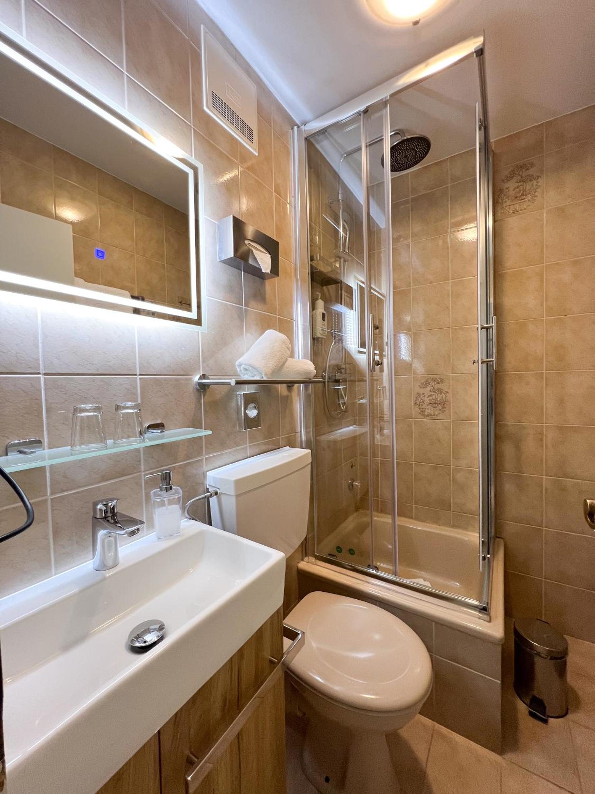 Double Room with Lake View and Balcony - Photo 4