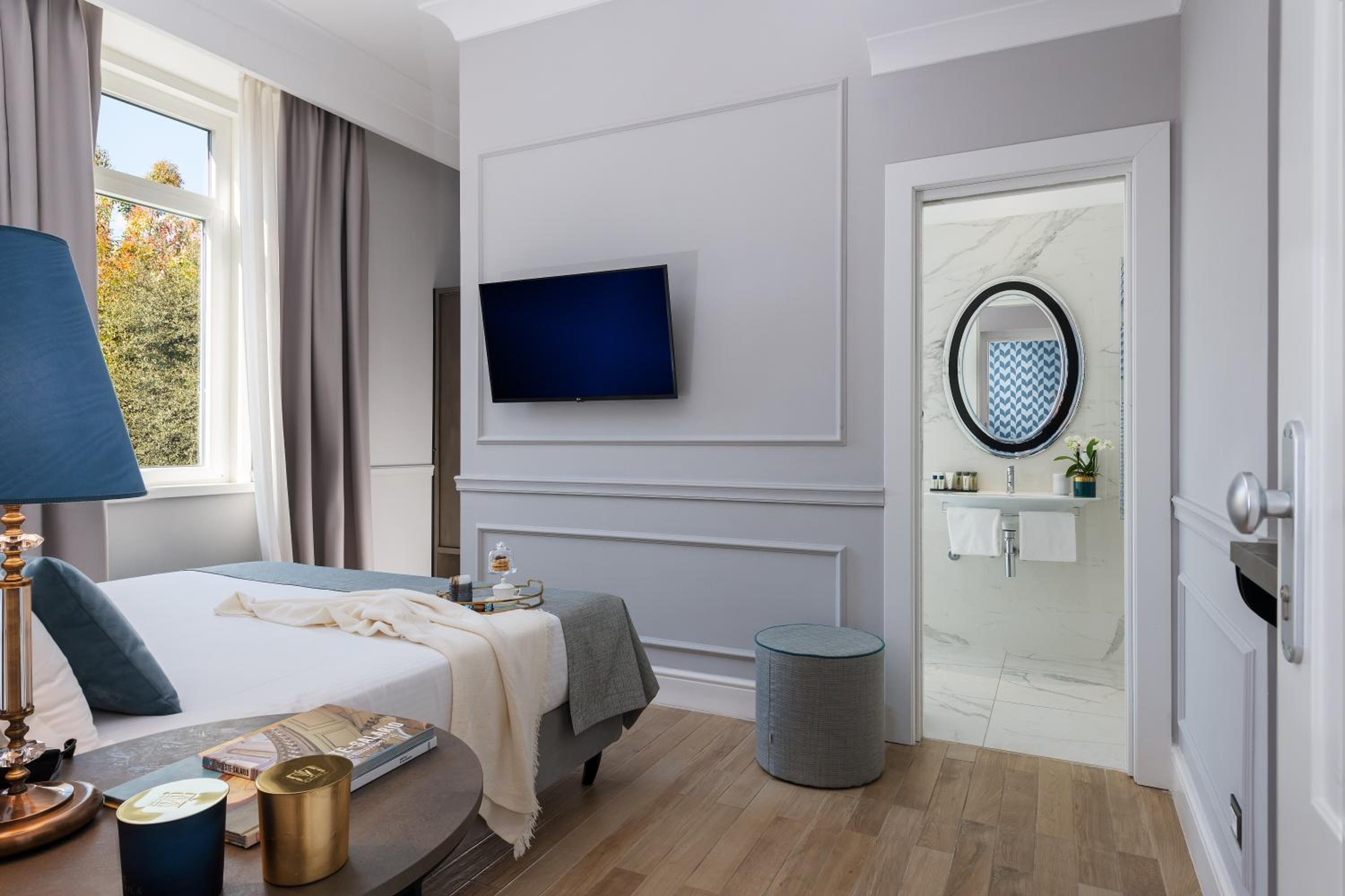 Deluxe Double or Twin Room thumbnail 6