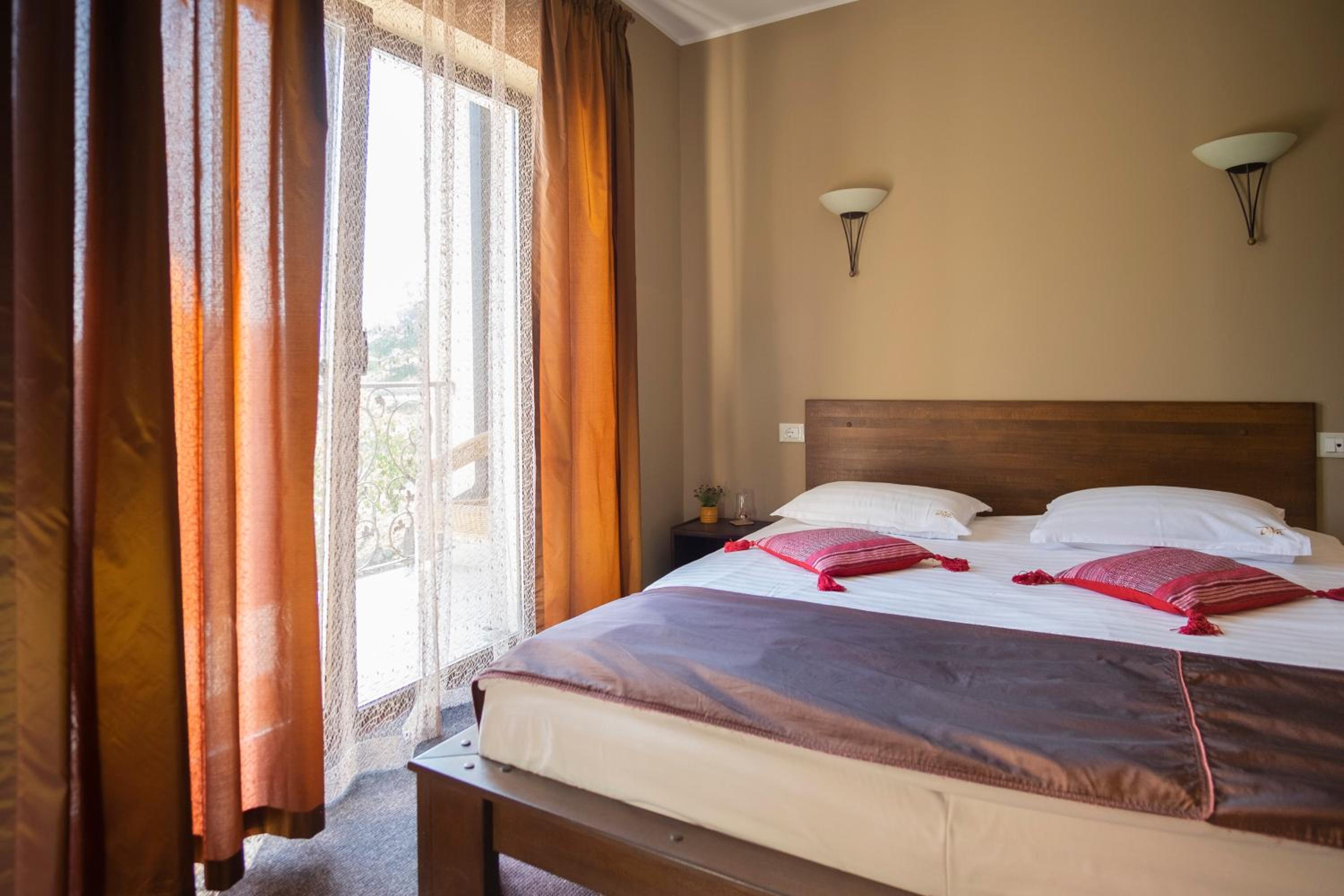 King Room with Balcony - Photo 2