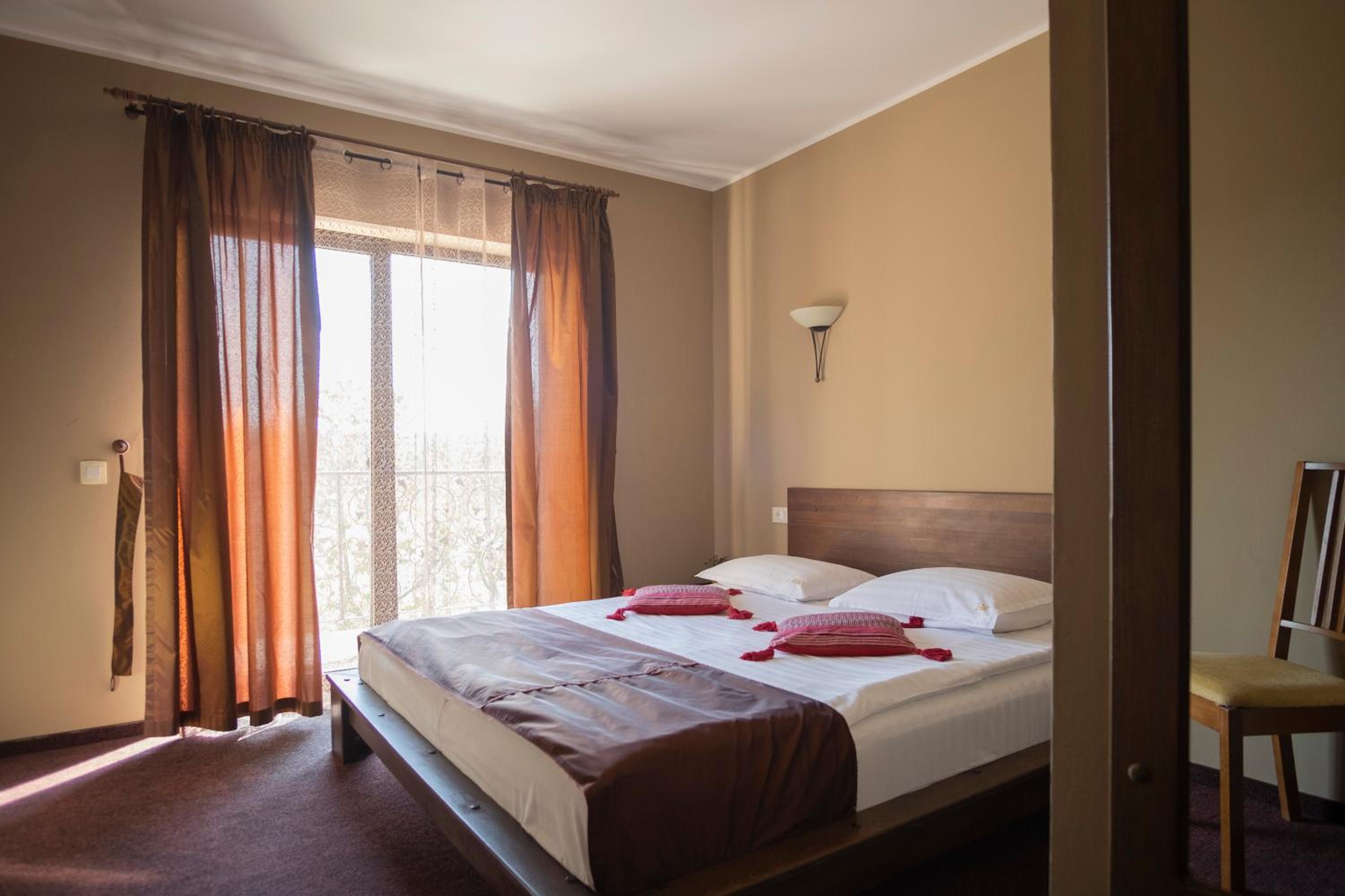 King Room with Balcony - Photo 3